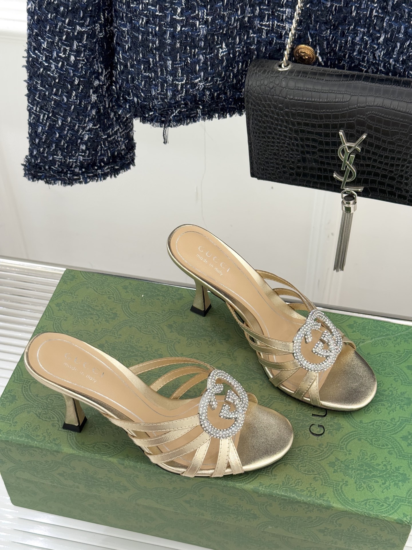 Gucci/古驰25WF早春水钻双G细带高跟拖鞋以经典符号与璀璨钻光重构早春格调将意式“不经意的优雅”融