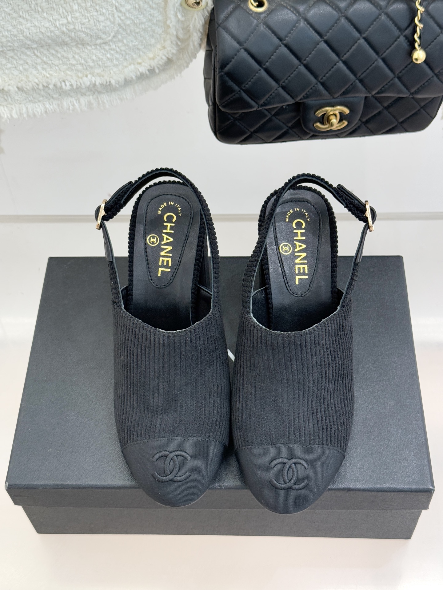 CHANE*｜小香25K新品拼色双C粗跟后空凉鞋 承袭香奈儿百年美学脉络这双凉鞋以经典符号重构夏日奢雅将