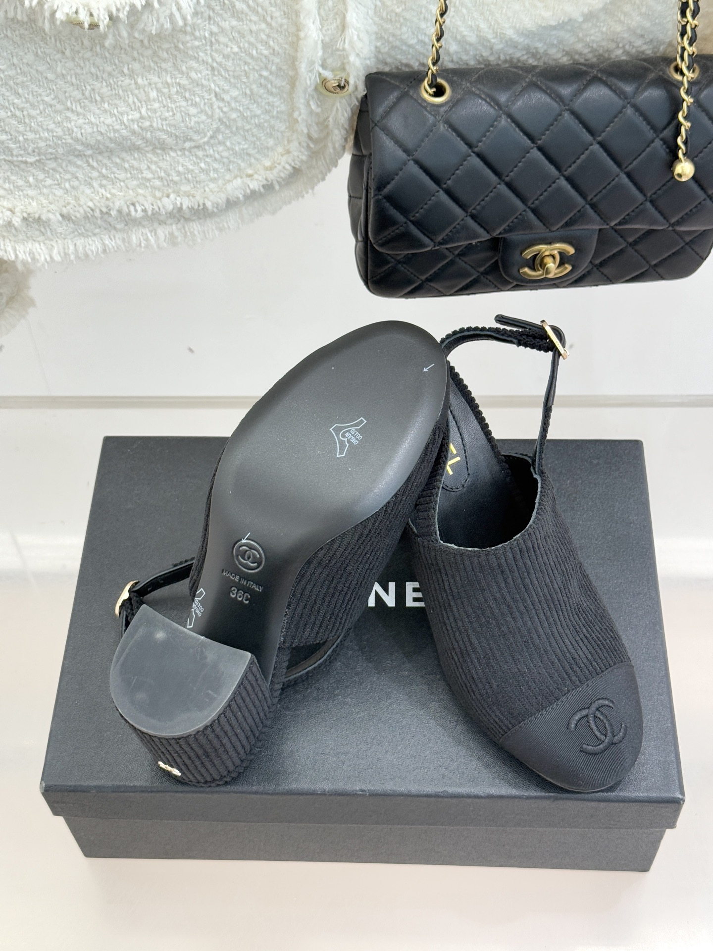 CHANE*｜小香25K新品拼色双C粗跟后空凉鞋 承袭香奈儿百年美学脉络这双凉鞋以经典符号重构夏日奢雅将