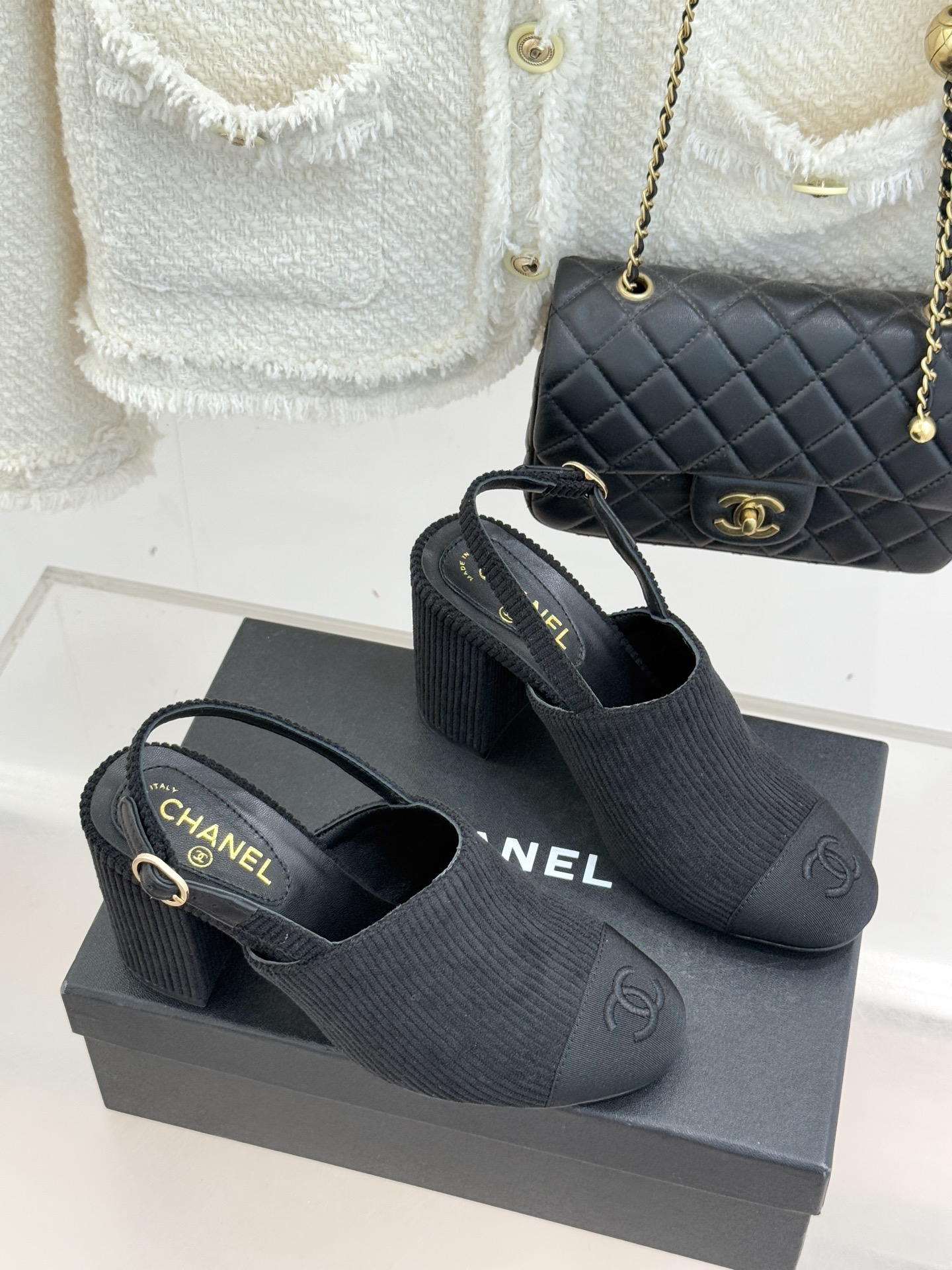 CHANE*｜小香25K新品拼色双C粗跟后空凉鞋 承袭香奈儿百年美学脉络这双凉鞋以经典符号重构夏日奢雅将