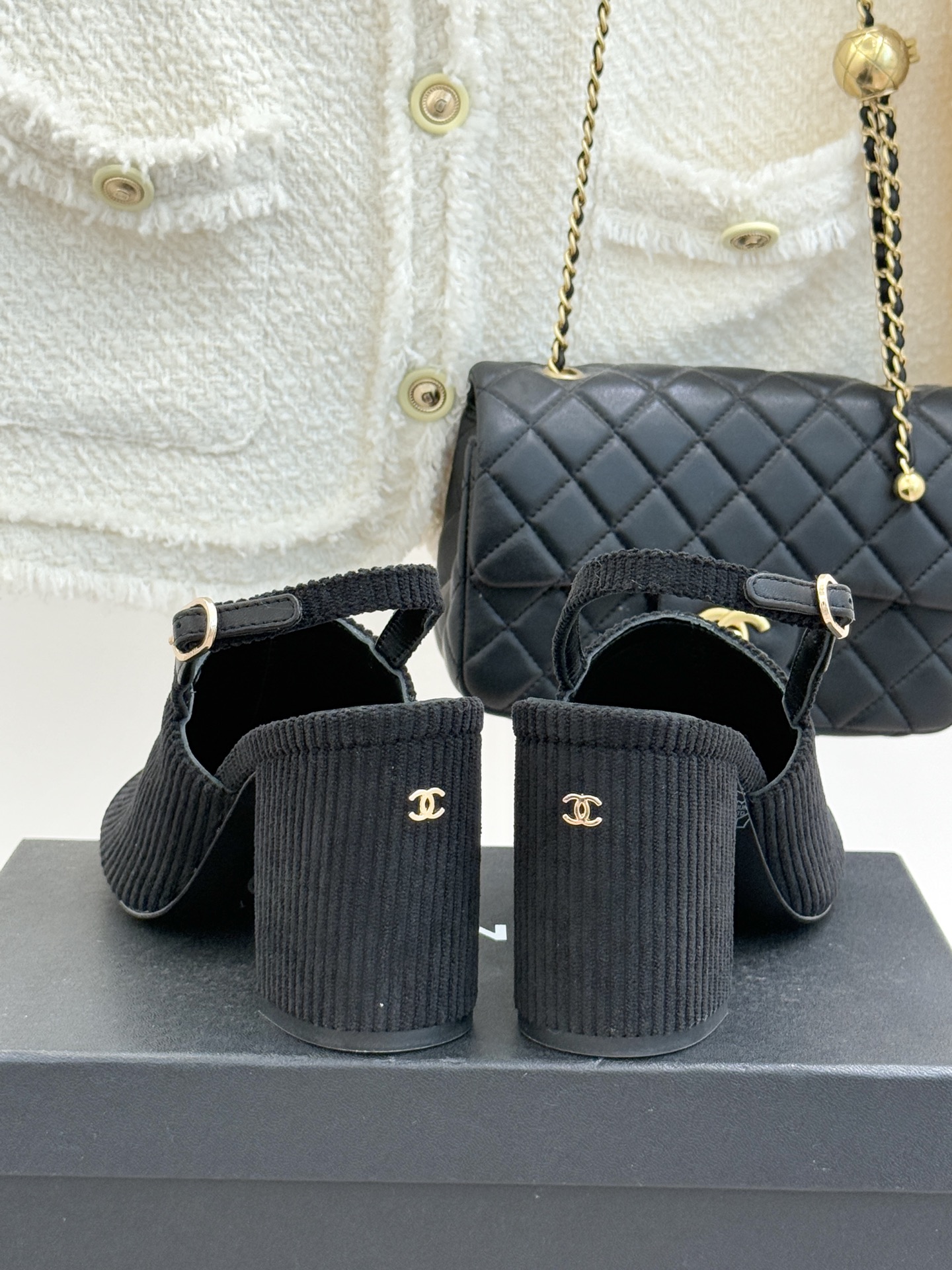 CHANE*｜小香25K新品拼色双C粗跟后空凉鞋 承袭香奈儿百年美学脉络这双凉鞋以经典符号重构夏日奢雅将