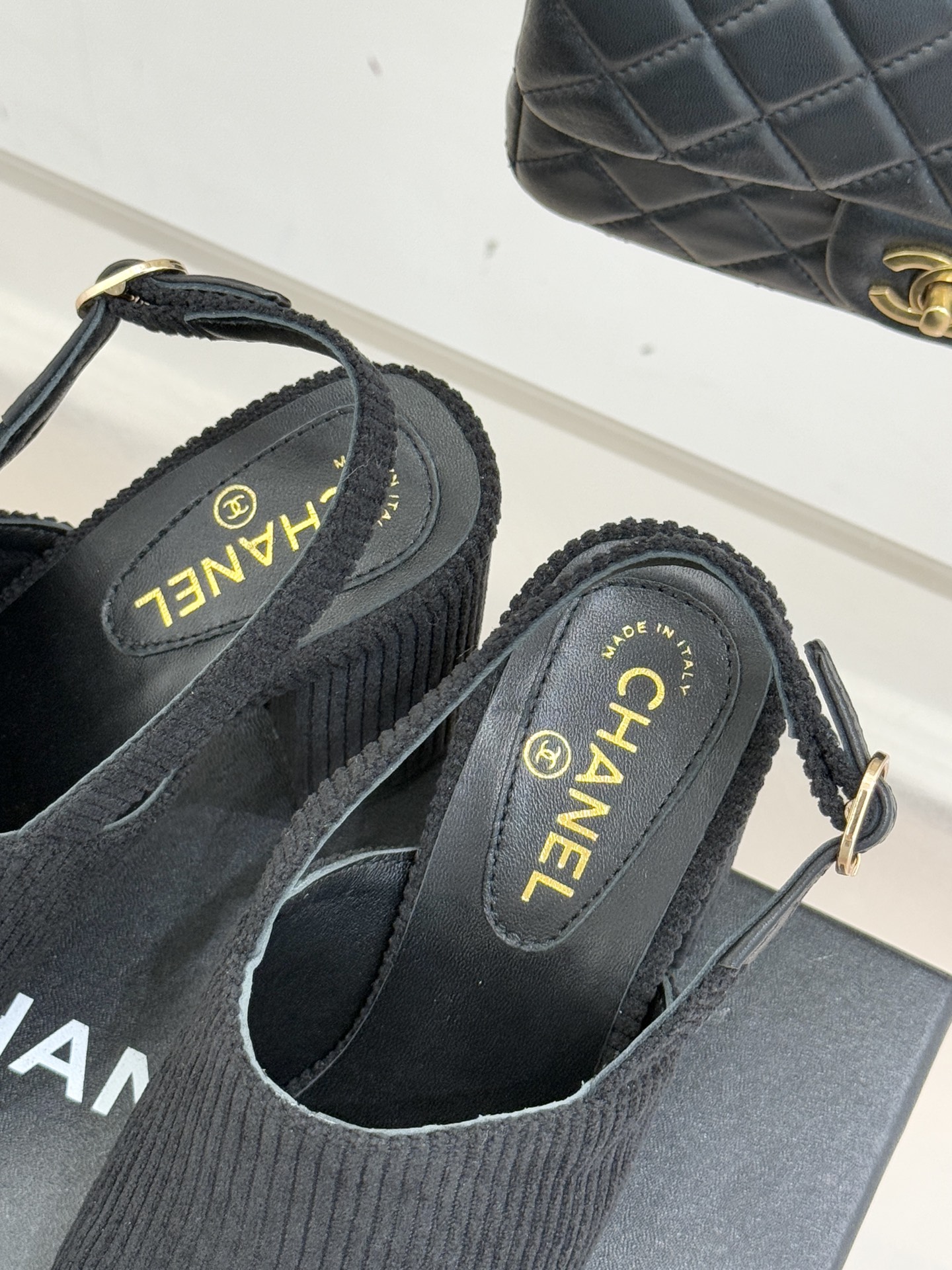 CHANE*｜小香25K新品拼色双C粗跟后空凉鞋 承袭香奈儿百年美学脉络这双凉鞋以经典符号重构夏日奢雅将