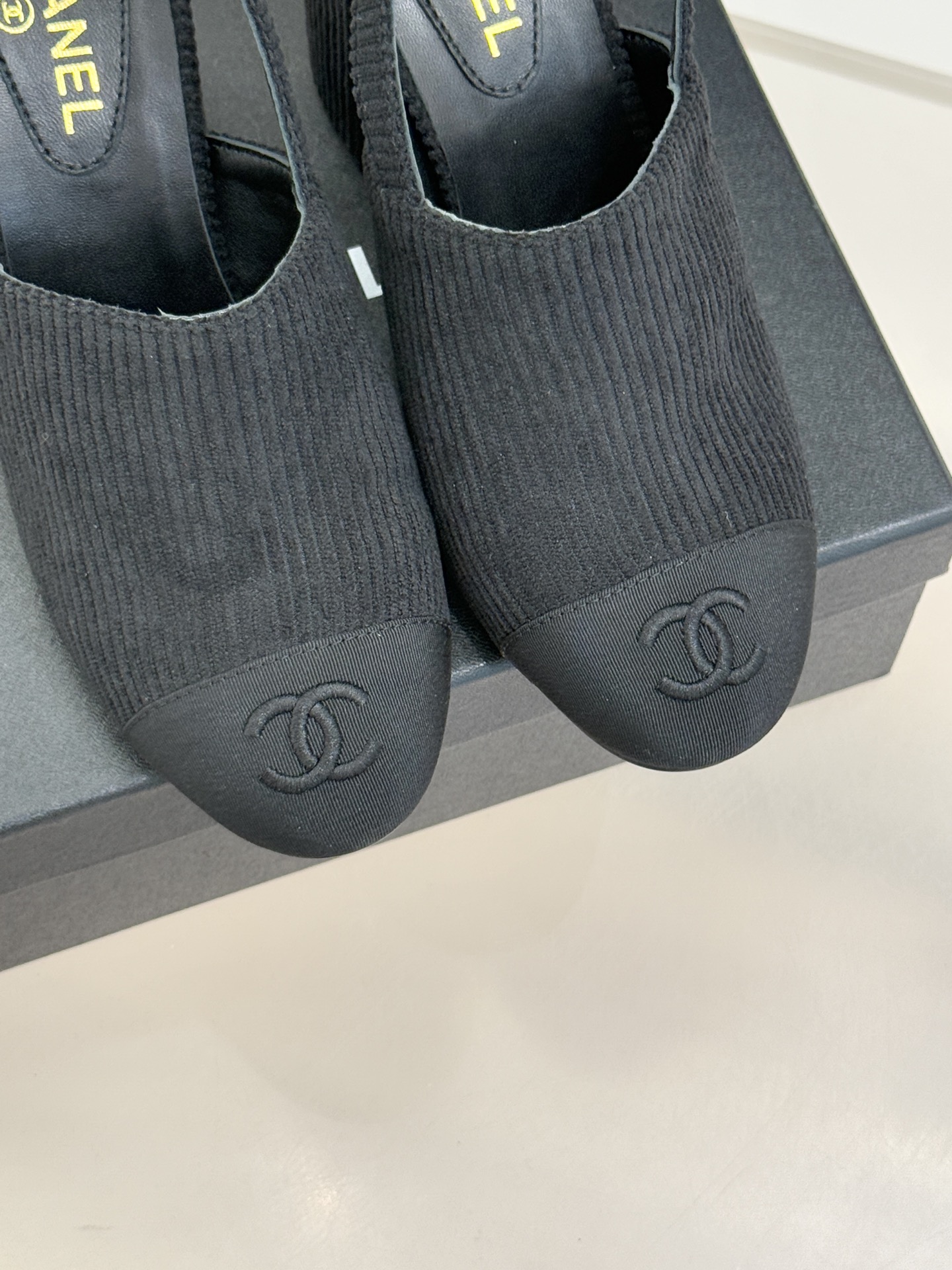 CHANE*｜小香25K新品拼色双C粗跟后空凉鞋 承袭香奈儿百年美学脉络这双凉鞋以经典符号重构夏日奢雅将