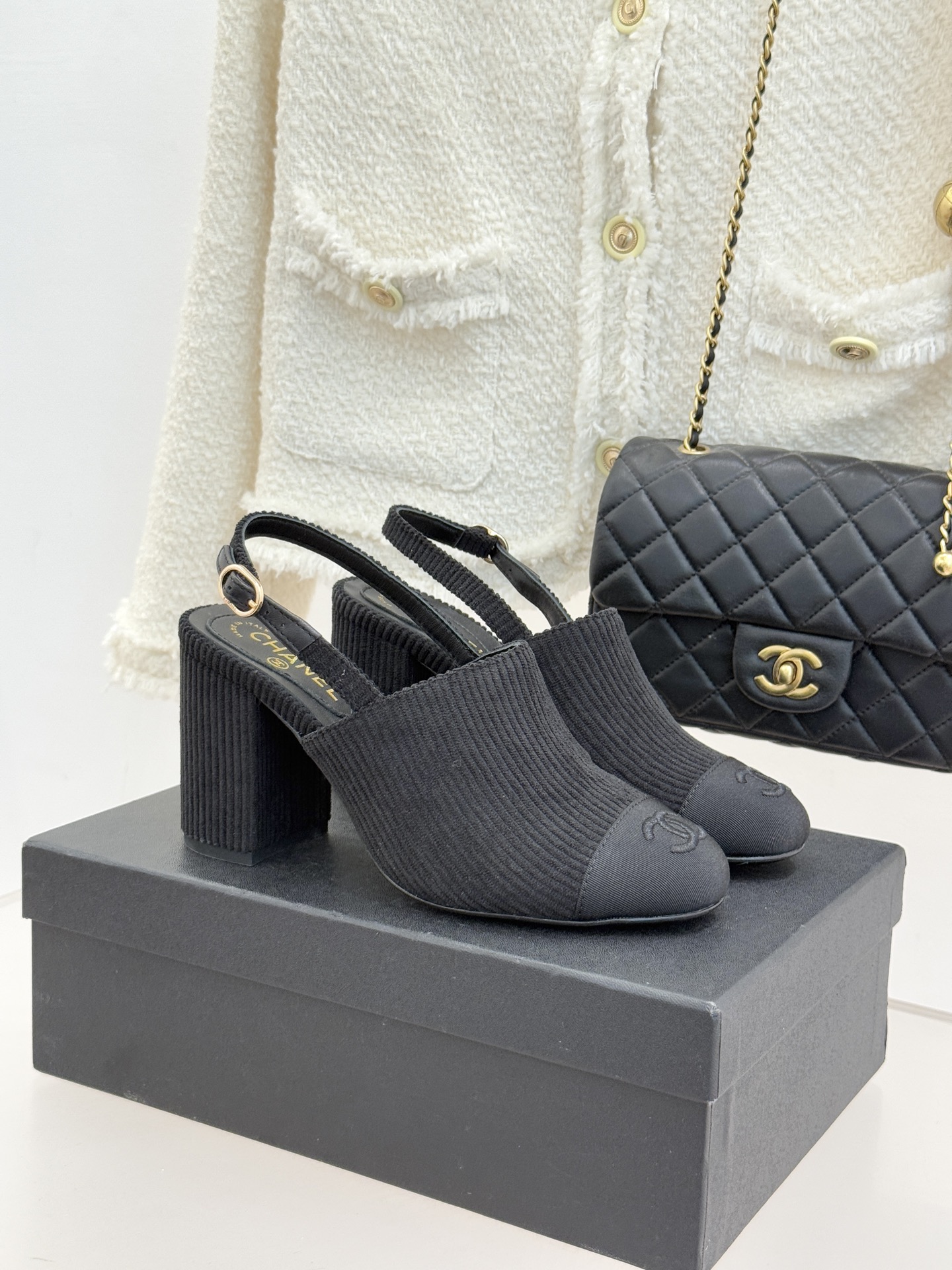 CHANE*｜小香25K新品拼色双C粗跟后空凉鞋 承袭香奈儿百年美学脉络这双凉鞋以经典符号重构夏日奢雅将