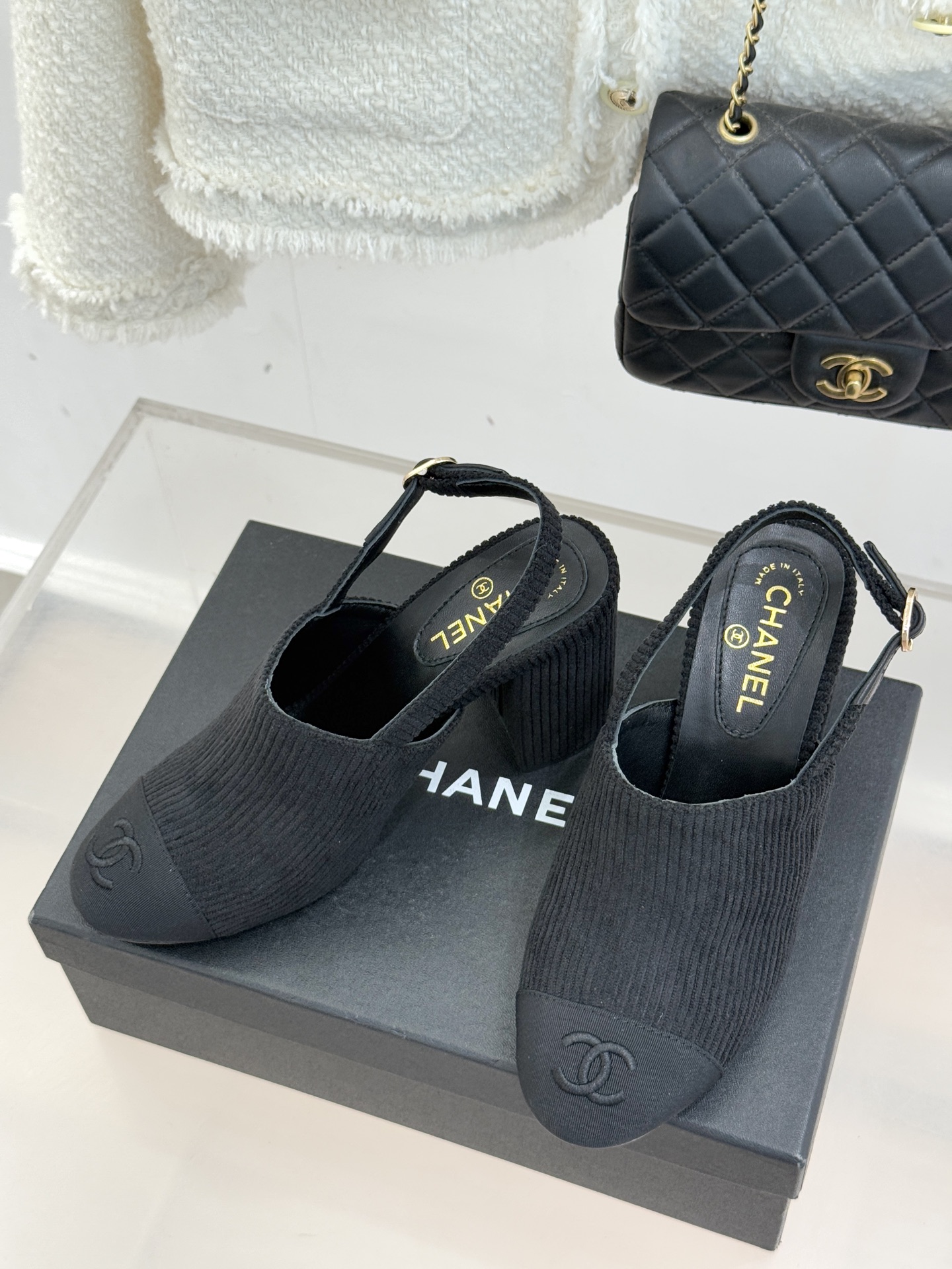 CHANE*｜小香25K新品拼色双C粗跟后空凉鞋 承袭香奈儿百年美学脉络这双凉鞋以经典符号重构夏日奢雅将