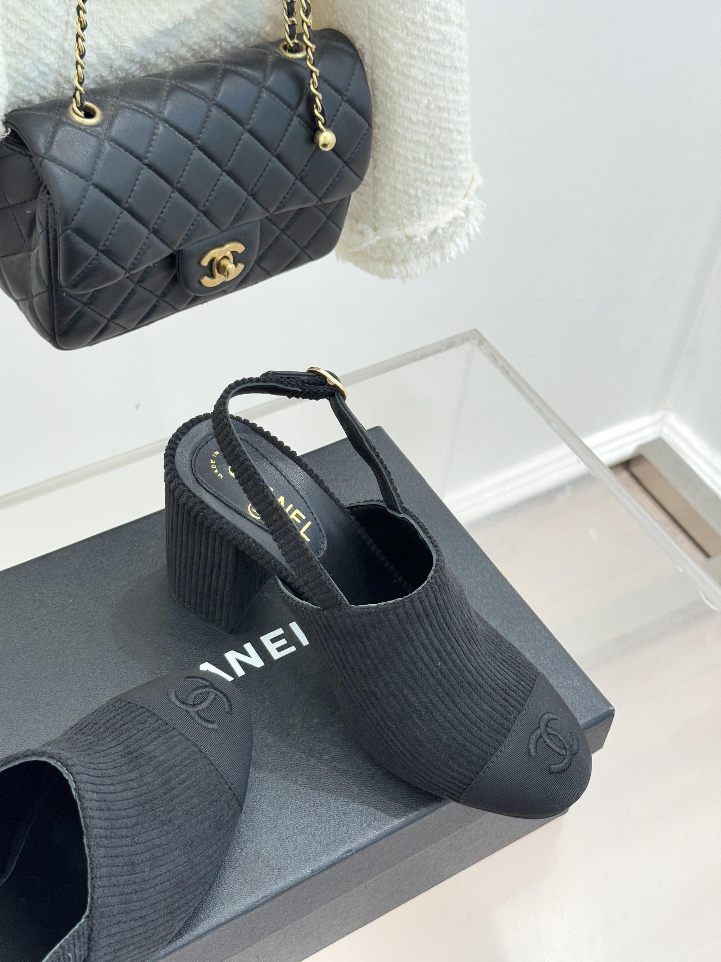 CHANE*｜小香25K新品拼色双C粗跟后空凉鞋 承袭香奈儿百年美学脉络这双凉鞋以经典符号重构夏日奢雅将