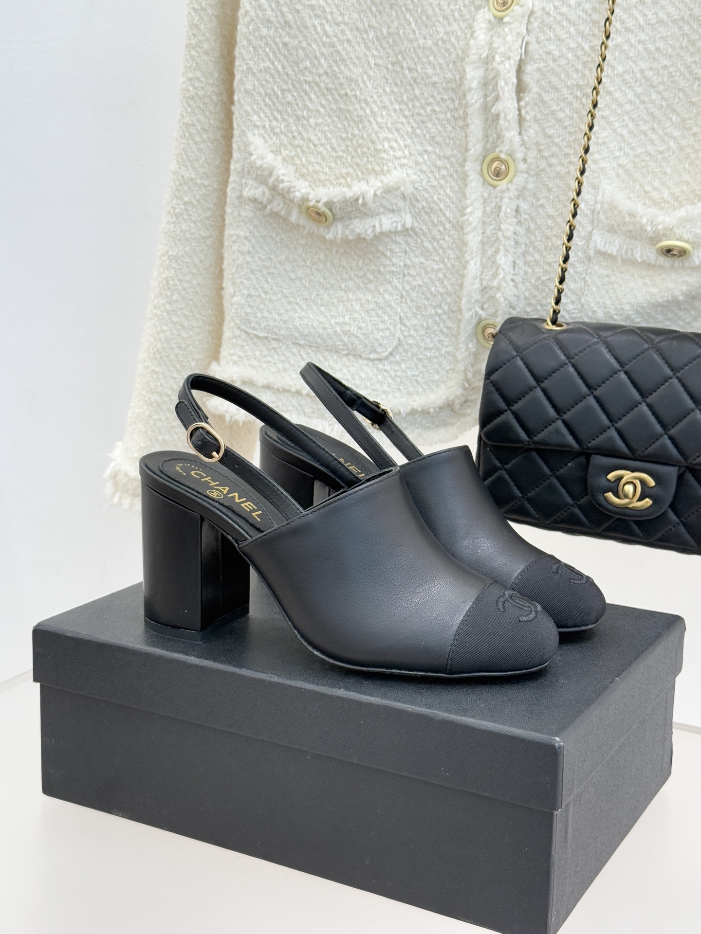 CHANE*｜小香25K新品拼色双C粗跟后空凉鞋 承袭香奈儿百年美学脉络这双凉鞋以经典符号重构夏日奢雅将