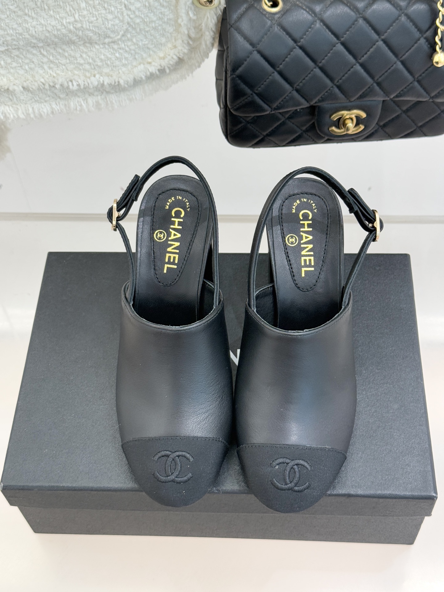 CHANE*｜小香25K新品拼色双C粗跟后空凉鞋 承袭香奈儿百年美学脉络这双凉鞋以经典符号重构夏日奢雅将