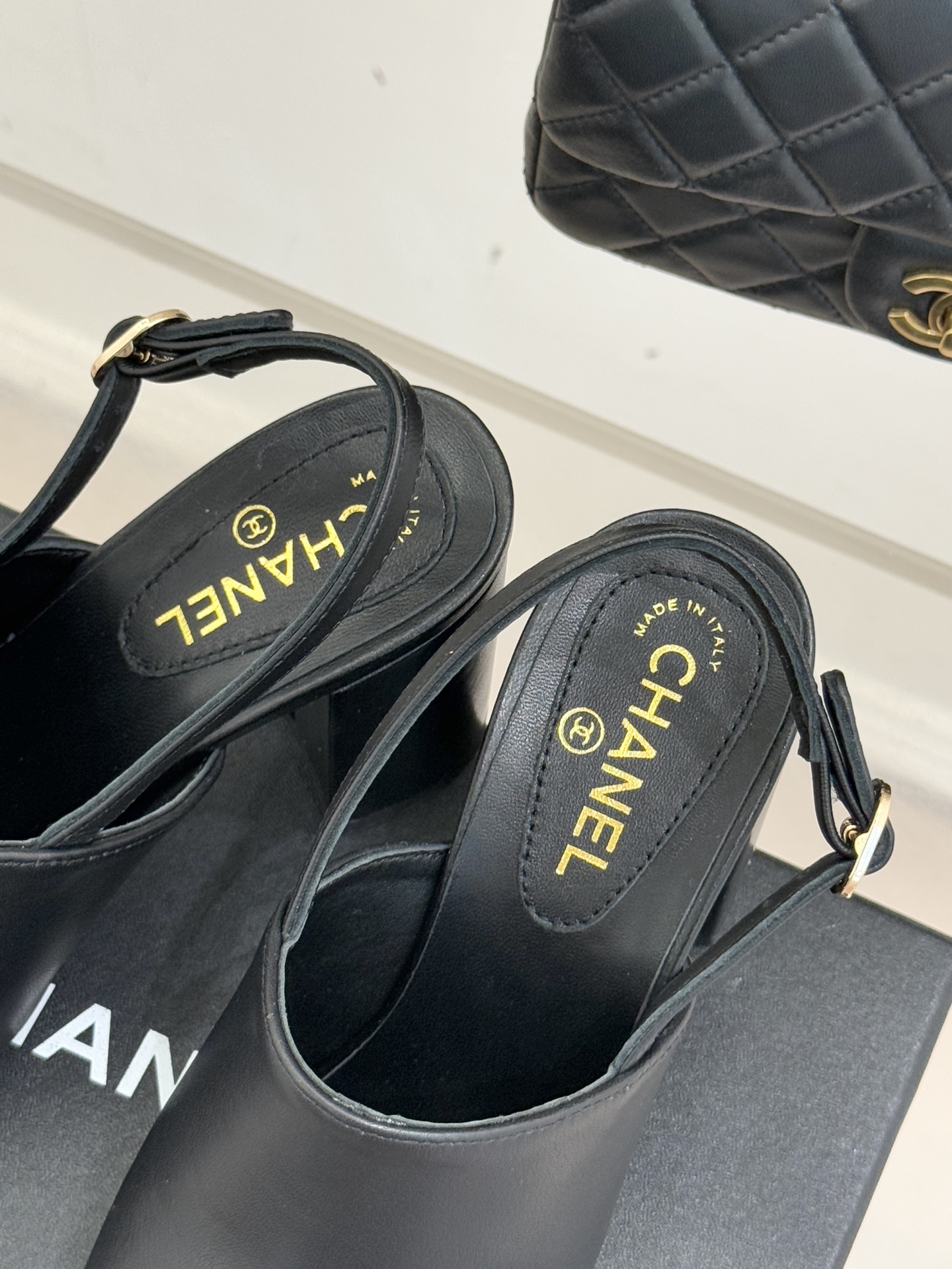 CHANE*｜小香25K新品拼色双C粗跟后空凉鞋 承袭香奈儿百年美学脉络这双凉鞋以经典符号重构夏日奢雅将