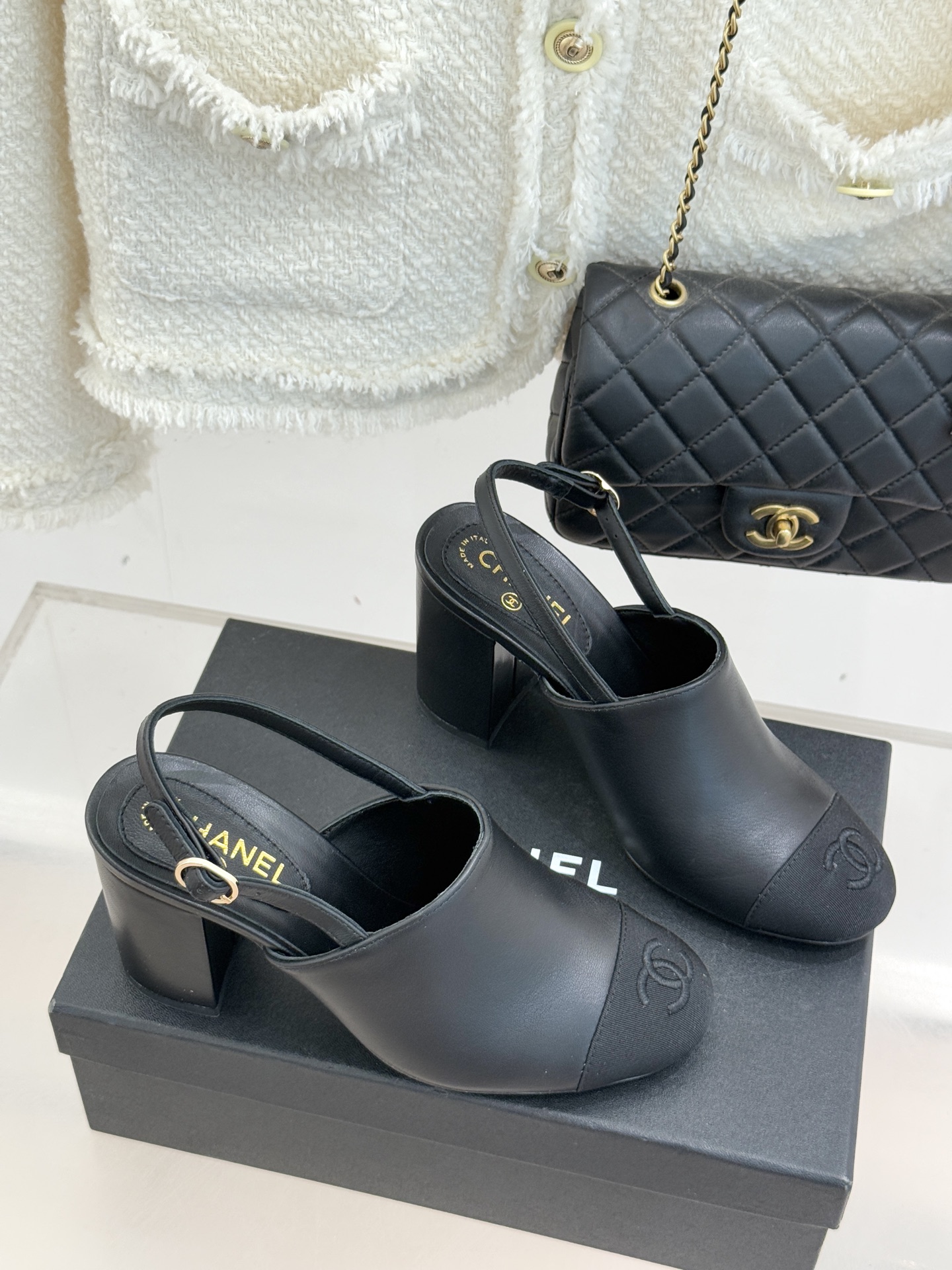 CHANE*｜小香25K新品拼色双C粗跟后空凉鞋 承袭香奈儿百年美学脉络这双凉鞋以经典符号重构夏日奢雅将