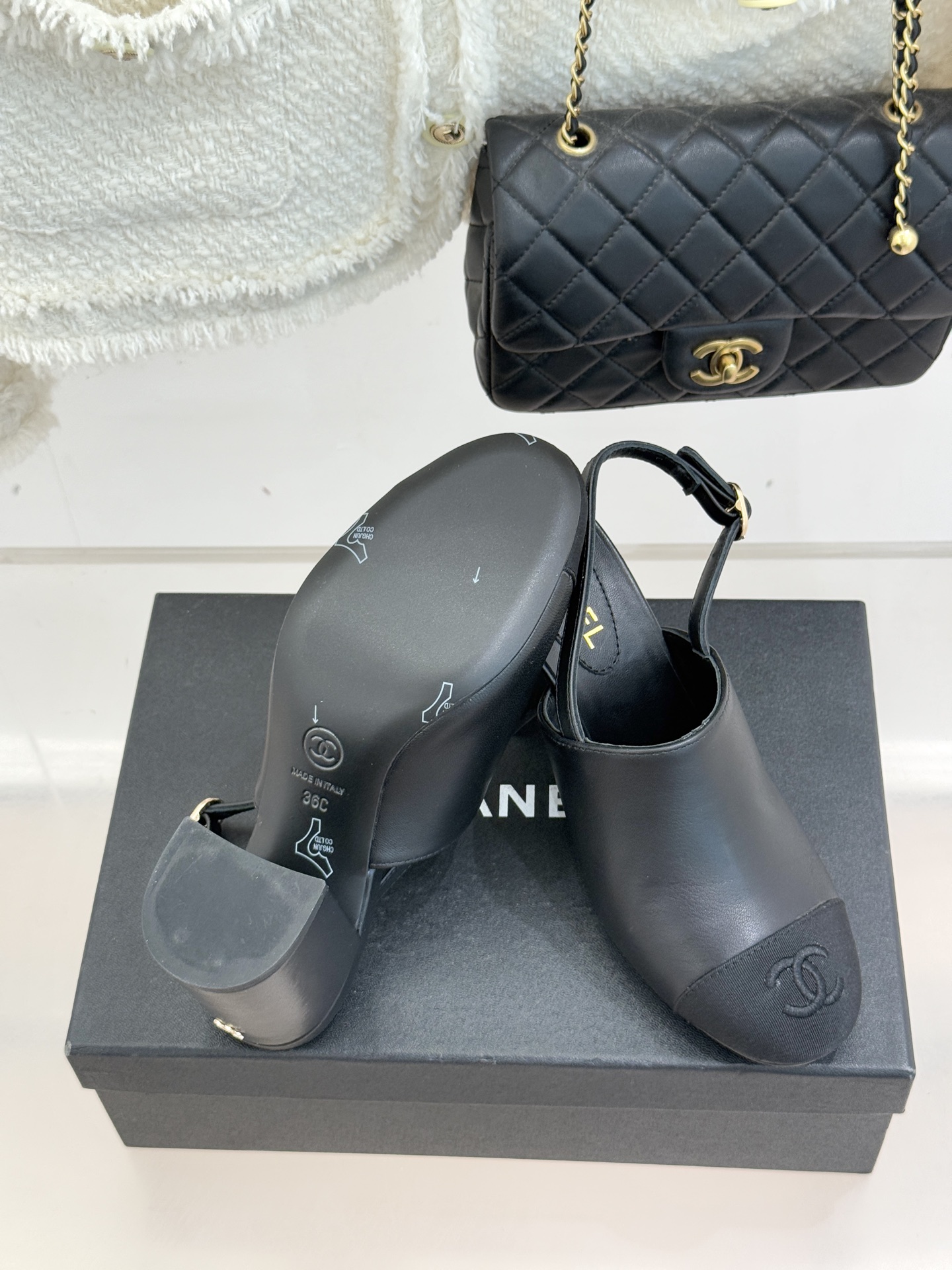 CHANE*｜小香25K新品拼色双C粗跟后空凉鞋 承袭香奈儿百年美学脉络这双凉鞋以经典符号重构夏日奢雅将