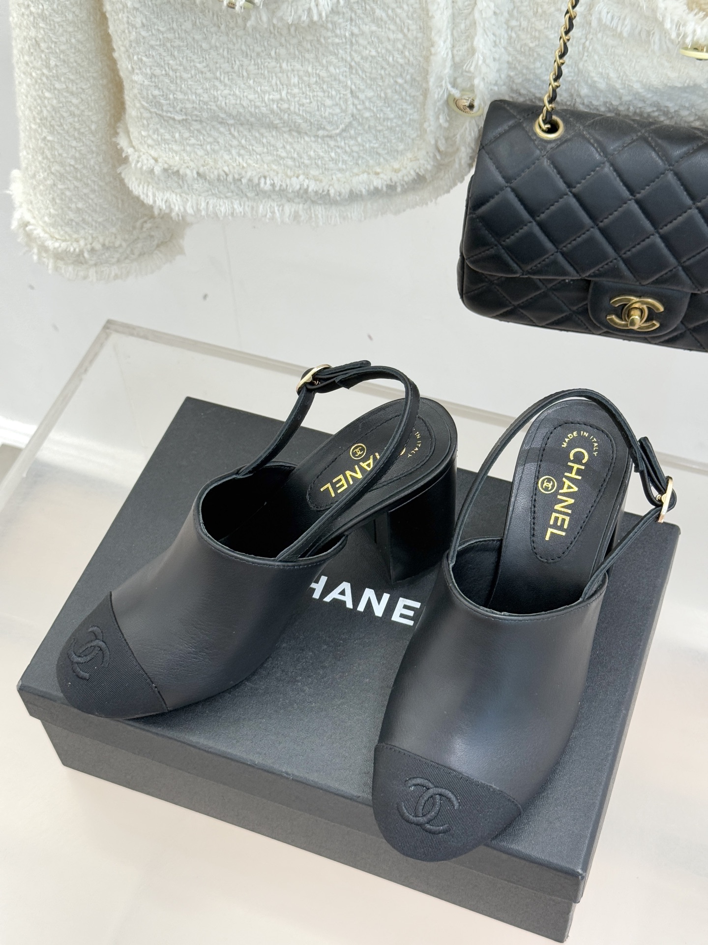 CHANE*｜小香25K新品拼色双C粗跟后空凉鞋 承袭香奈儿百年美学脉络这双凉鞋以经典符号重构夏日奢雅将