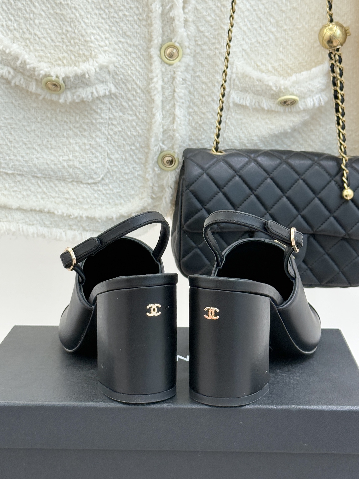 CHANE*｜小香25K新品拼色双C粗跟后空凉鞋 承袭香奈儿百年美学脉络这双凉鞋以经典符号重构夏日奢雅将