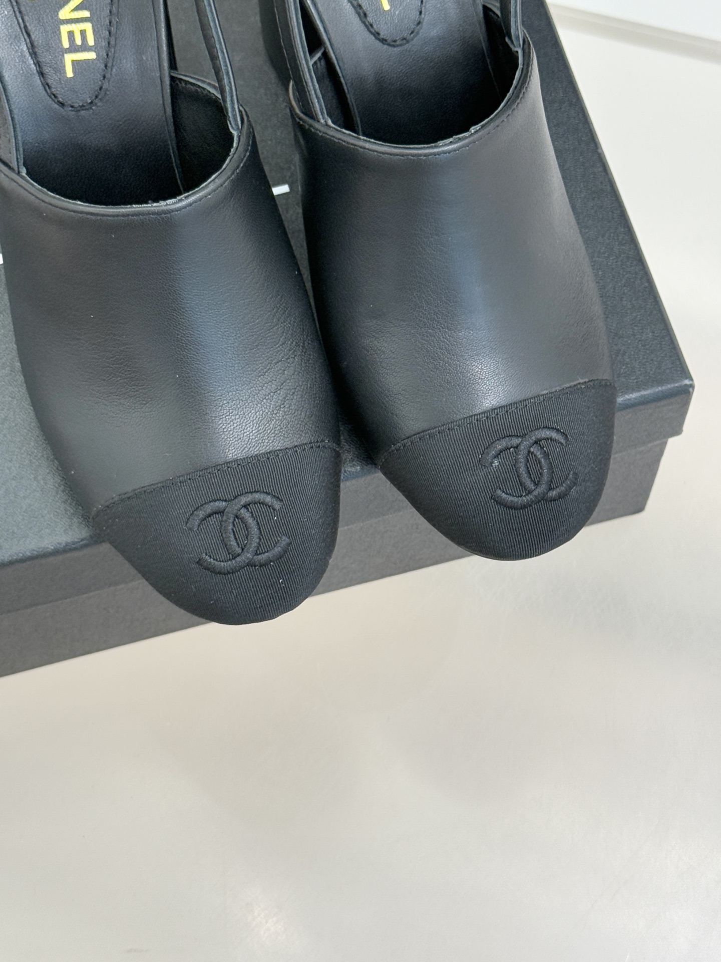 CHANE*｜小香25K新品拼色双C粗跟后空凉鞋 承袭香奈儿百年美学脉络这双凉鞋以经典符号重构夏日奢雅将