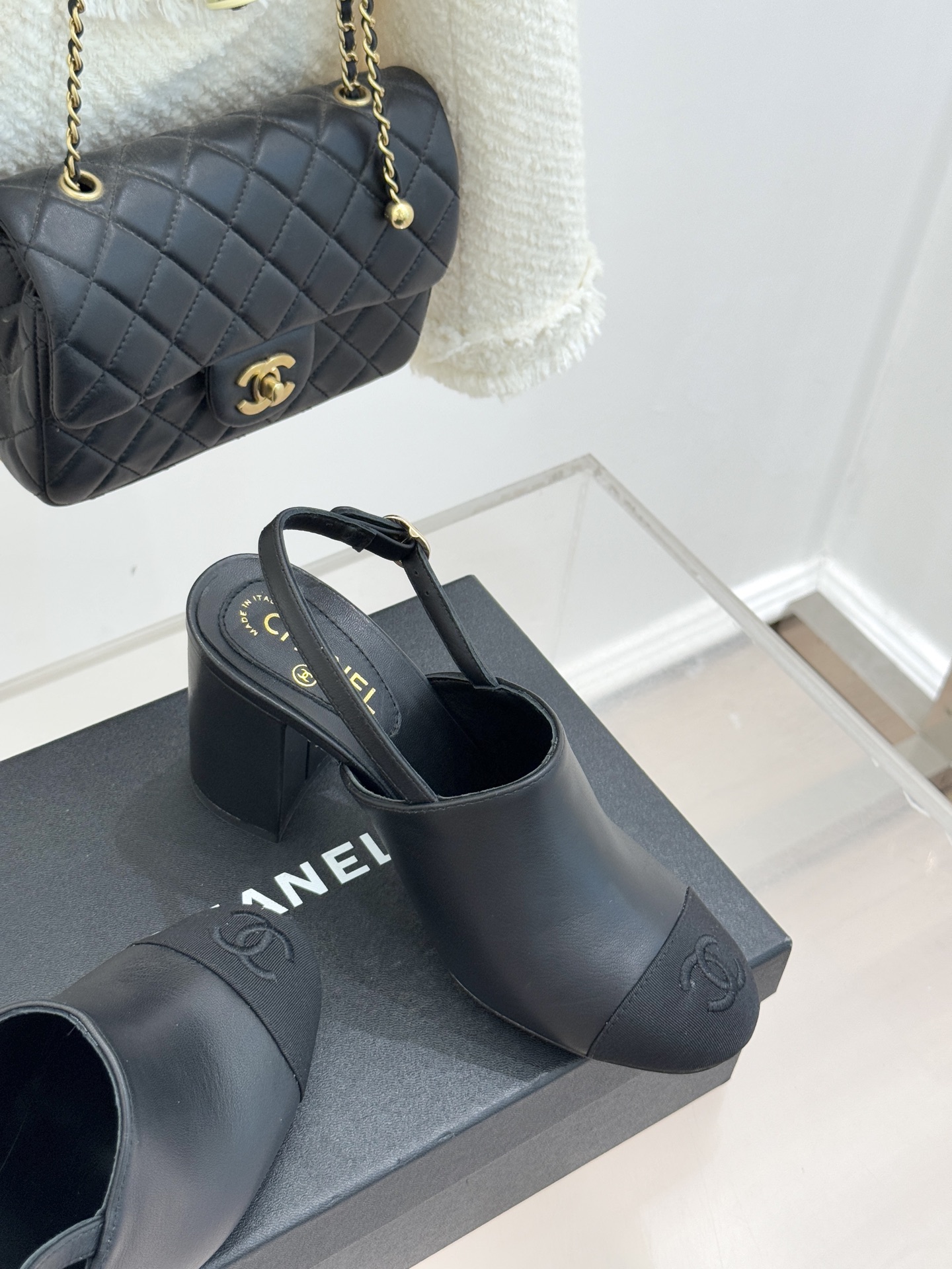 CHANE*｜小香25K新品拼色双C粗跟后空凉鞋 承袭香奈儿百年美学脉络这双凉鞋以经典符号重构夏日奢雅将