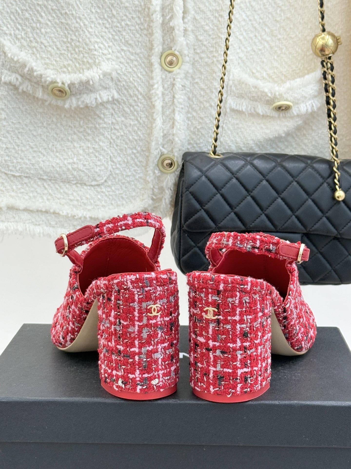 CHANE*｜小香25K新品拼色双C粗跟后空凉鞋 承袭香奈儿百年美学脉络这双凉鞋以经典符号重构夏日奢雅将