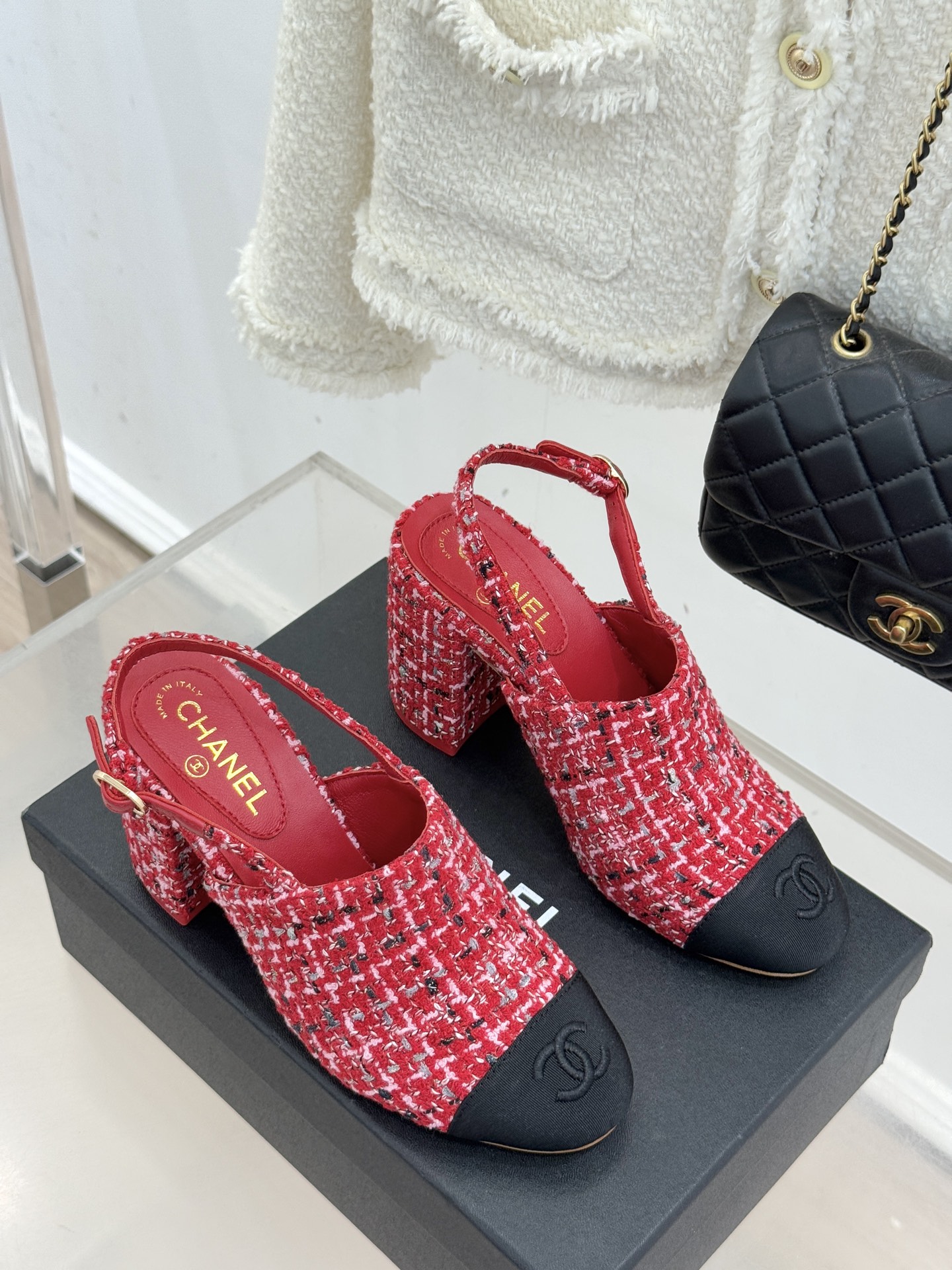 CHANE*｜小香25K新品拼色双C粗跟后空凉鞋 承袭香奈儿百年美学脉络这双凉鞋以经典符号重构夏日奢雅将