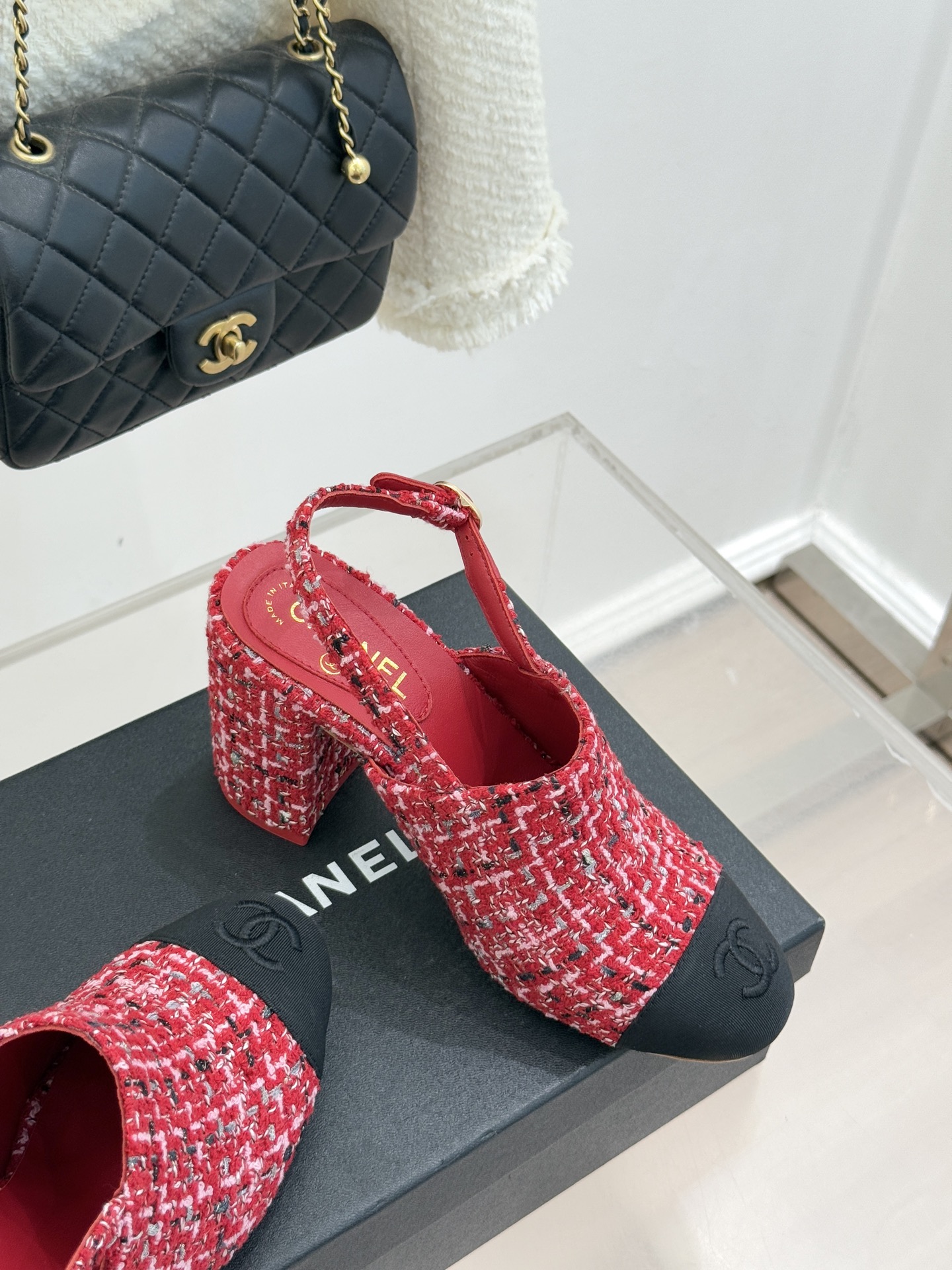 CHANE*｜小香25K新品拼色双C粗跟后空凉鞋 承袭香奈儿百年美学脉络这双凉鞋以经典符号重构夏日奢雅将