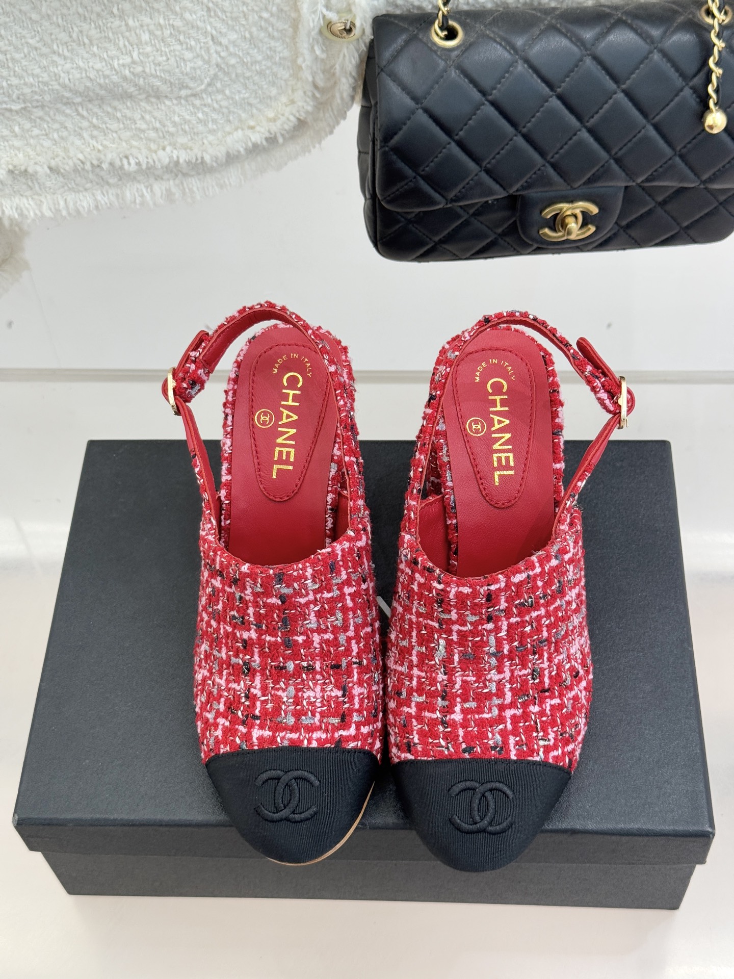 CHANE*｜小香25K新品拼色双C粗跟后空凉鞋 承袭香奈儿百年美学脉络这双凉鞋以经典符号重构夏日奢雅将