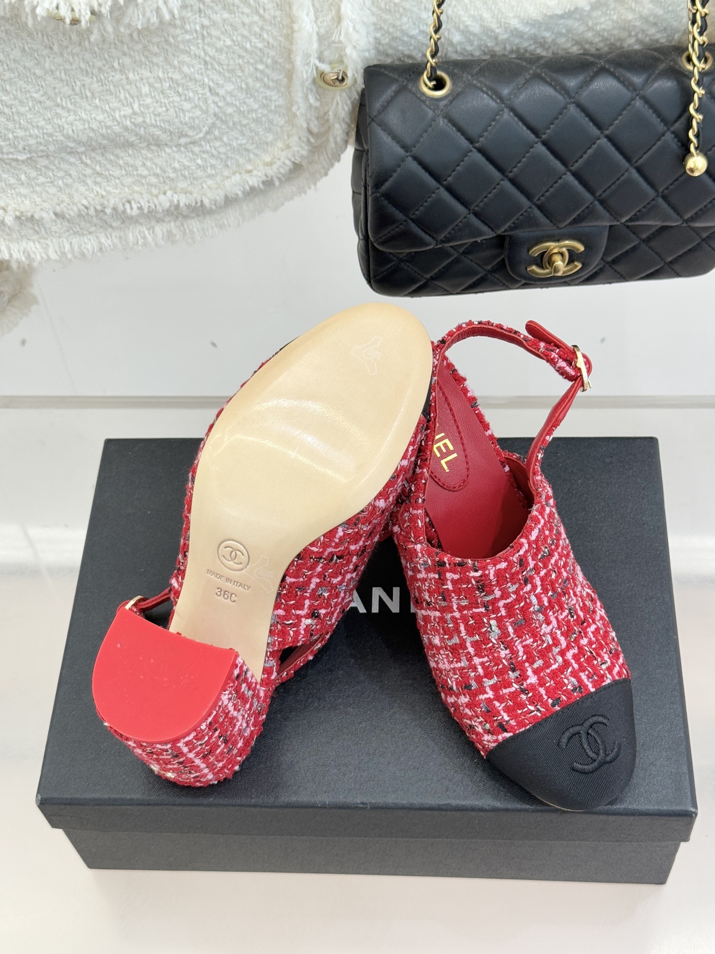 CHANE*｜小香25K新品拼色双C粗跟后空凉鞋 承袭香奈儿百年美学脉络这双凉鞋以经典符号重构夏日奢雅将