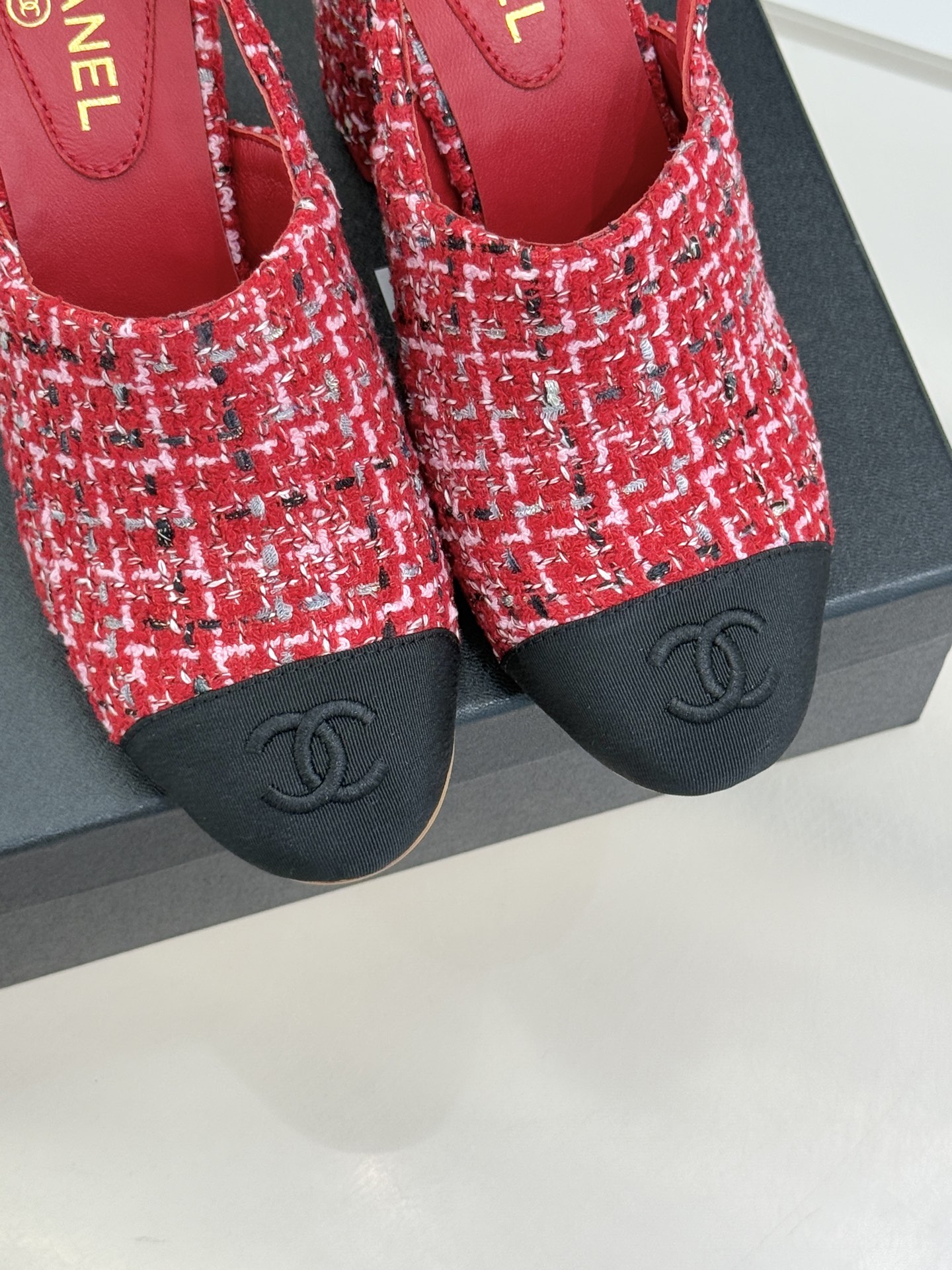 CHANE*｜小香25K新品拼色双C粗跟后空凉鞋 承袭香奈儿百年美学脉络这双凉鞋以经典符号重构夏日奢雅将