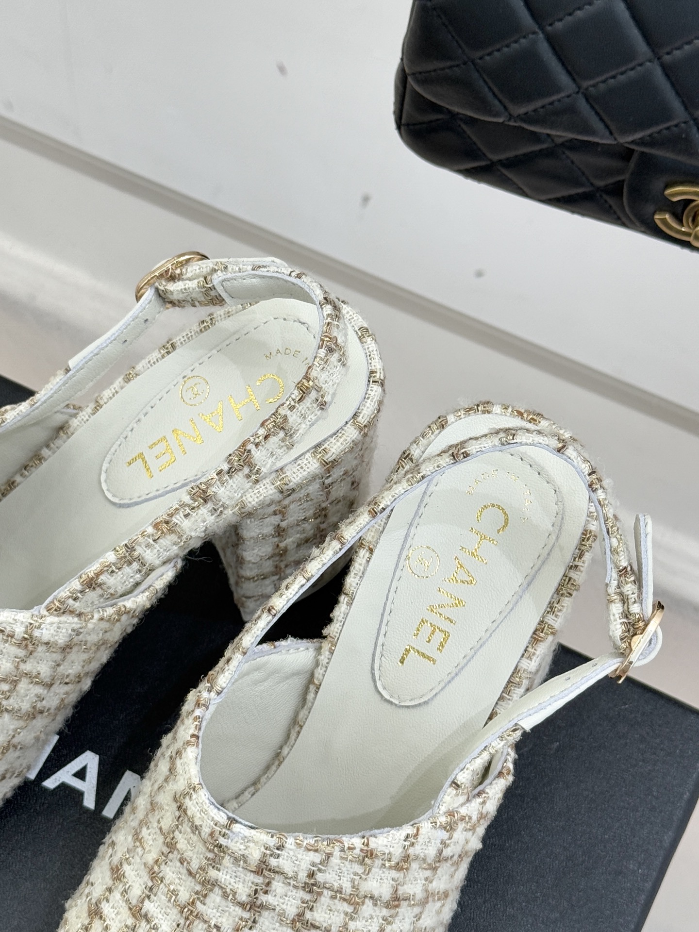 CHANE*｜小香25K新品拼色双C粗跟后空凉鞋 承袭香奈儿百年美学脉络这双凉鞋以经典符号重构夏日奢雅将