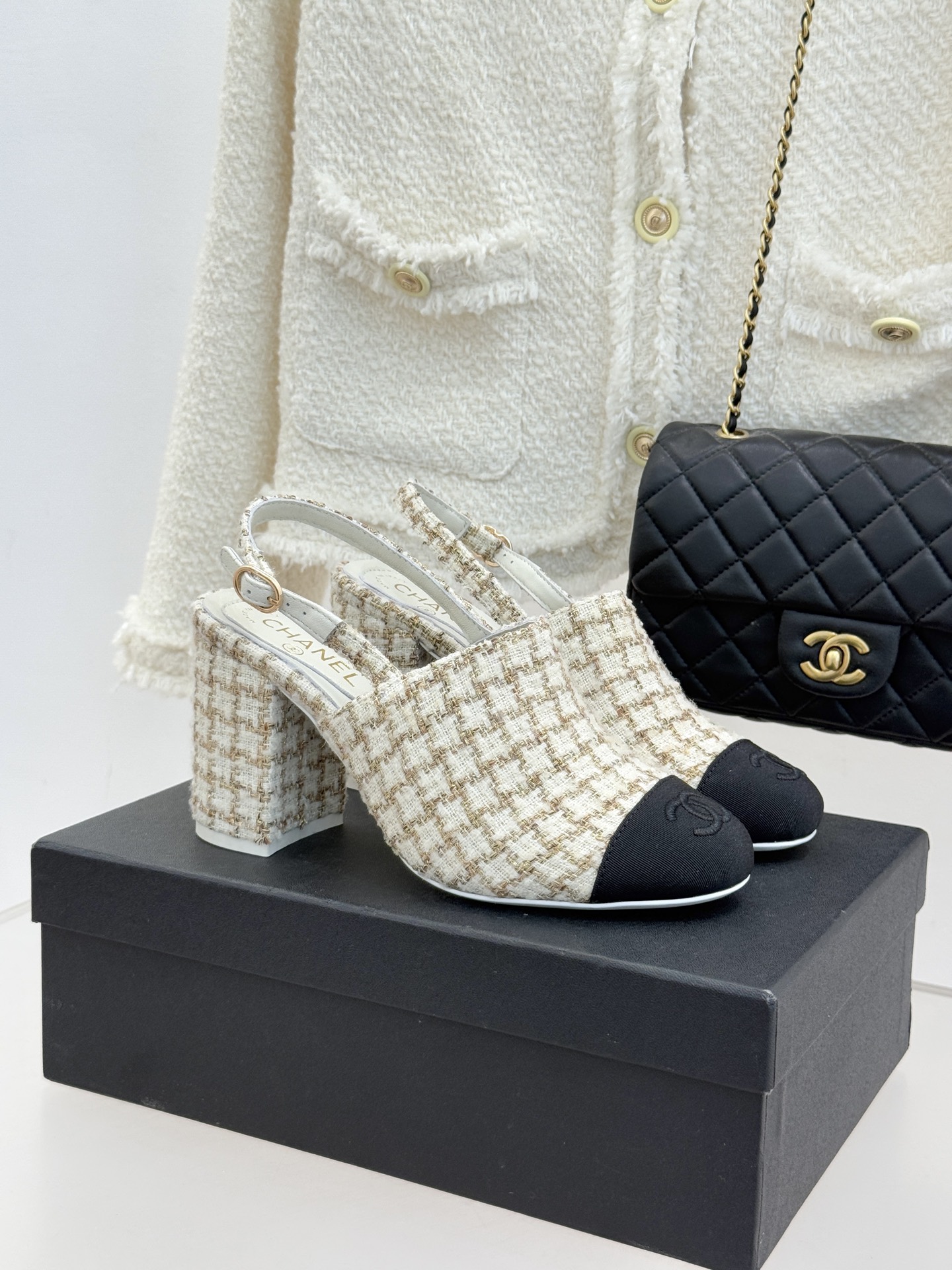 CHANE*｜小香25K新品拼色双C粗跟后空凉鞋 承袭香奈儿百年美学脉络这双凉鞋以经典符号重构夏日奢雅将