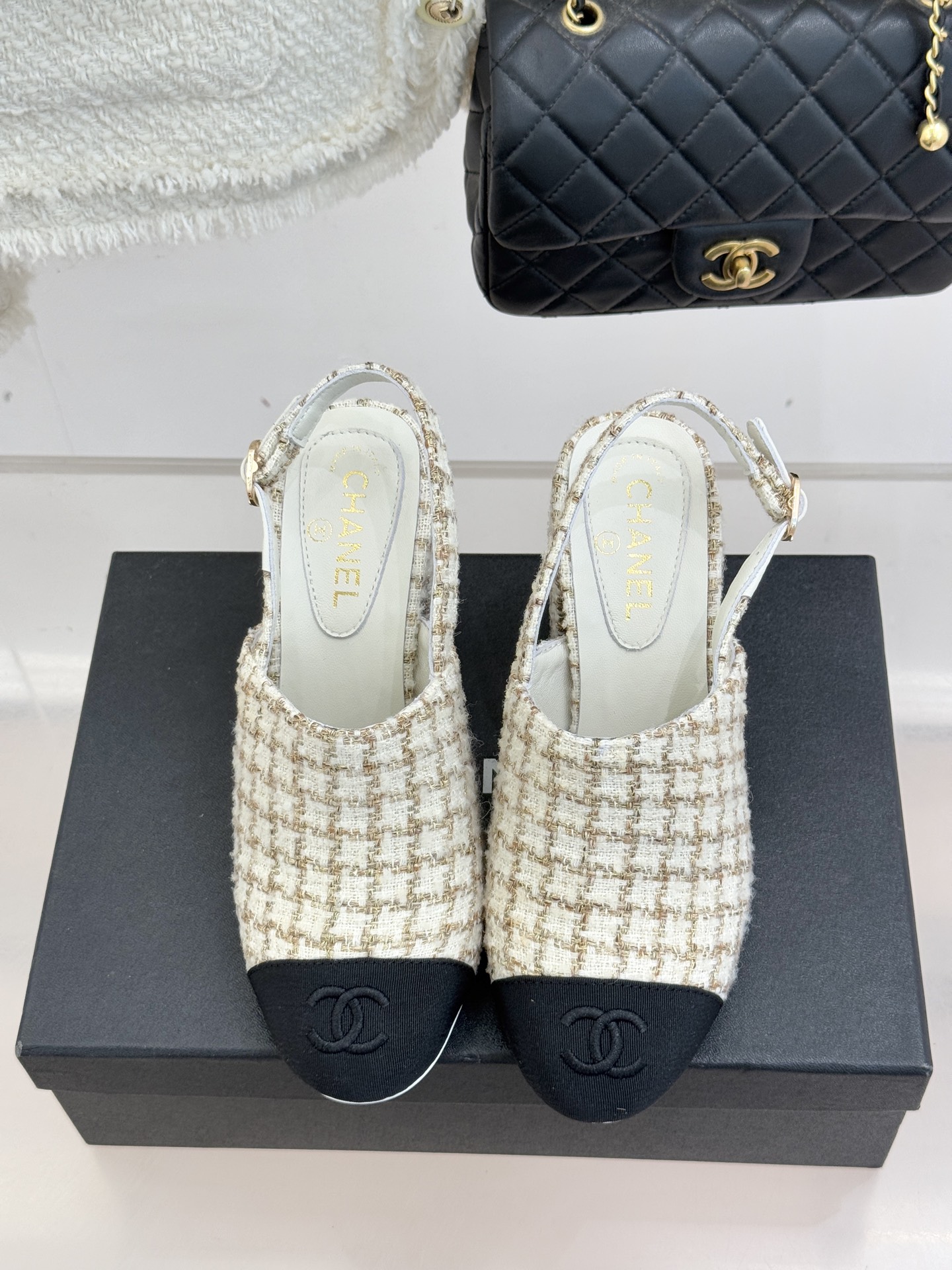 CHANE*｜小香25K新品拼色双C粗跟后空凉鞋 承袭香奈儿百年美学脉络这双凉鞋以经典符号重构夏日奢雅将