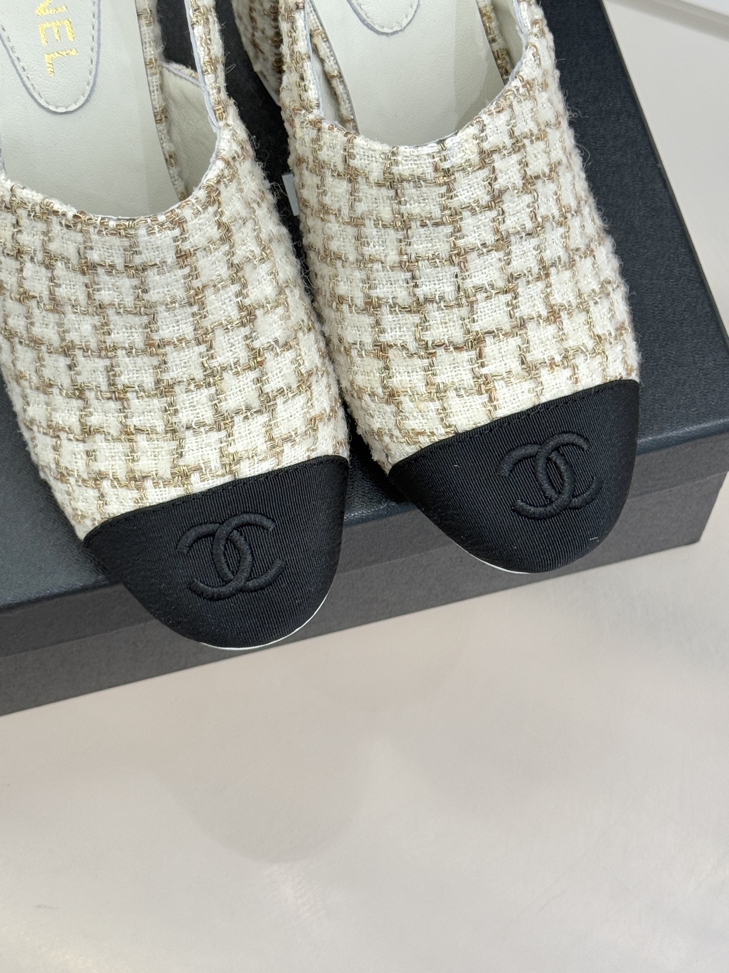 CHANE*｜小香25K新品拼色双C粗跟后空凉鞋 承袭香奈儿百年美学脉络这双凉鞋以经典符号重构夏日奢雅将