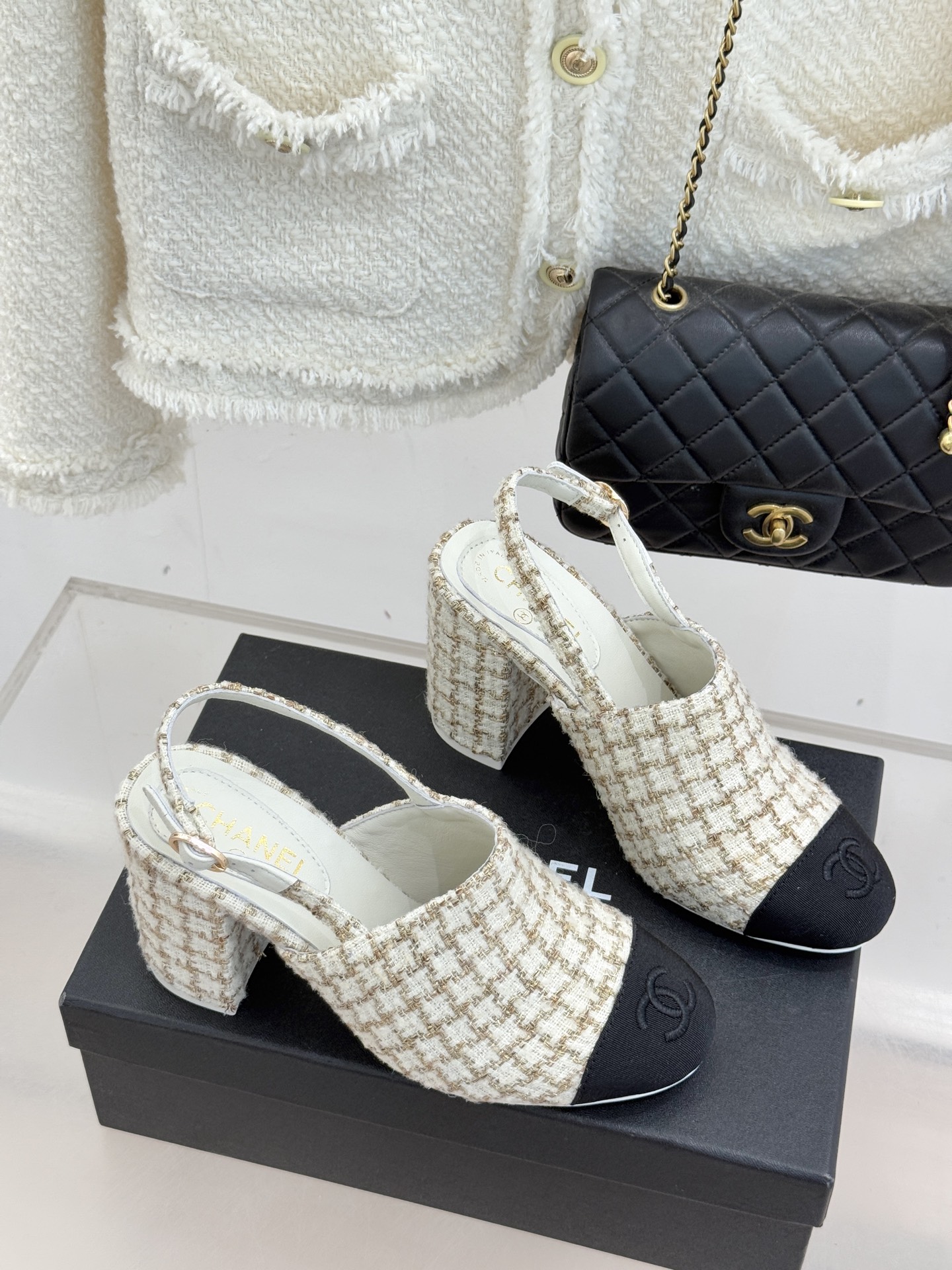 CHANE*｜小香25K新品拼色双C粗跟后空凉鞋 承袭香奈儿百年美学脉络这双凉鞋以经典符号重构夏日奢雅将