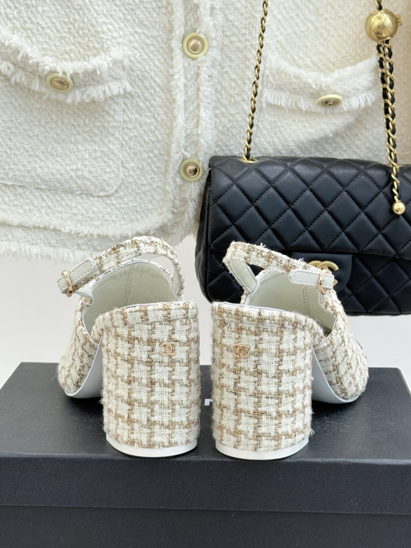 CHANE*｜小香25K新品拼色双C粗跟后空凉鞋 承袭香奈儿百年美学脉络这双凉鞋以经典符号重构夏日奢雅将