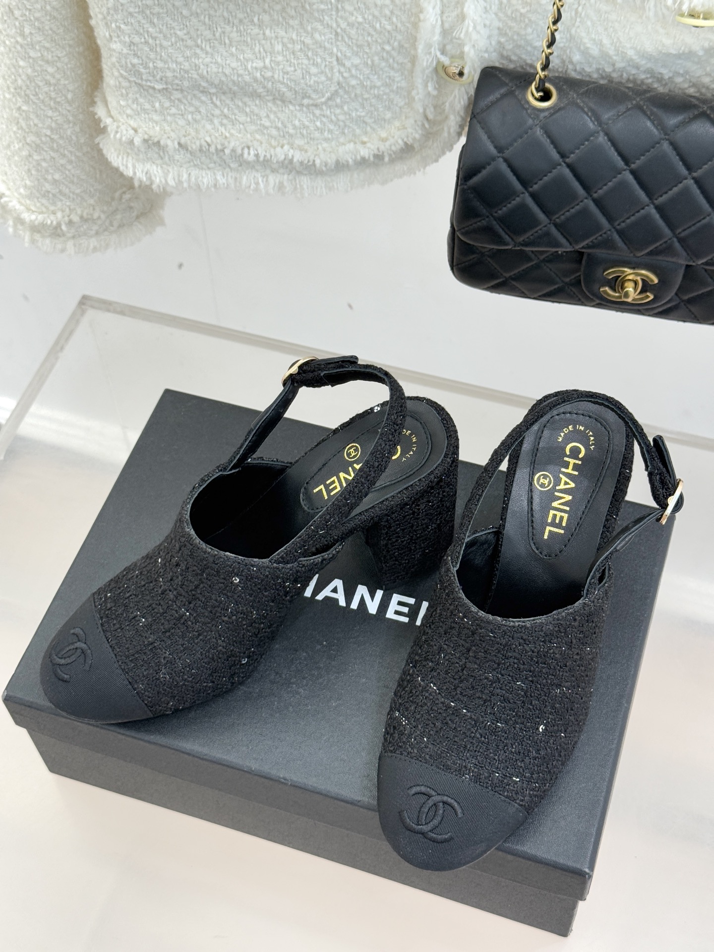 CHANE*｜小香25K新品拼色双C粗跟后空凉鞋 承袭香奈儿百年美学脉络这双凉鞋以经典符号重构夏日奢雅将