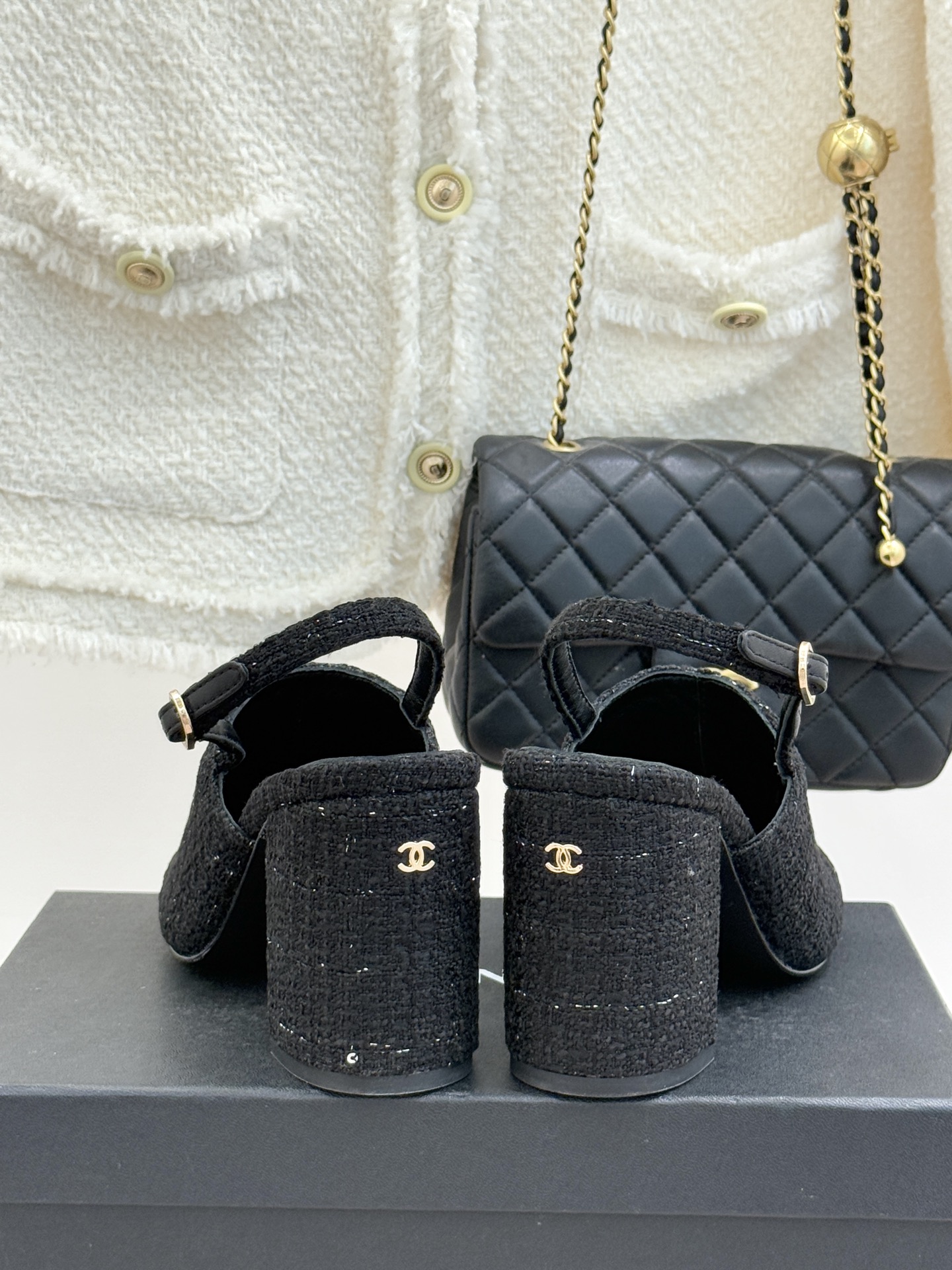 CHANE*｜小香25K新品拼色双C粗跟后空凉鞋 承袭香奈儿百年美学脉络这双凉鞋以经典符号重构夏日奢雅将