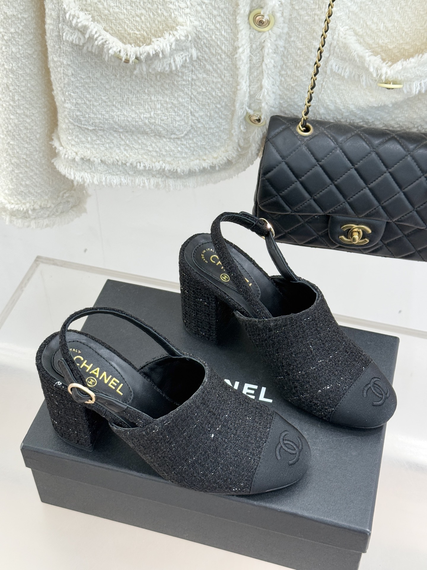 CHANE*｜小香25K新品拼色双C粗跟后空凉鞋 承袭香奈儿百年美学脉络这双凉鞋以经典符号重构夏日奢雅将