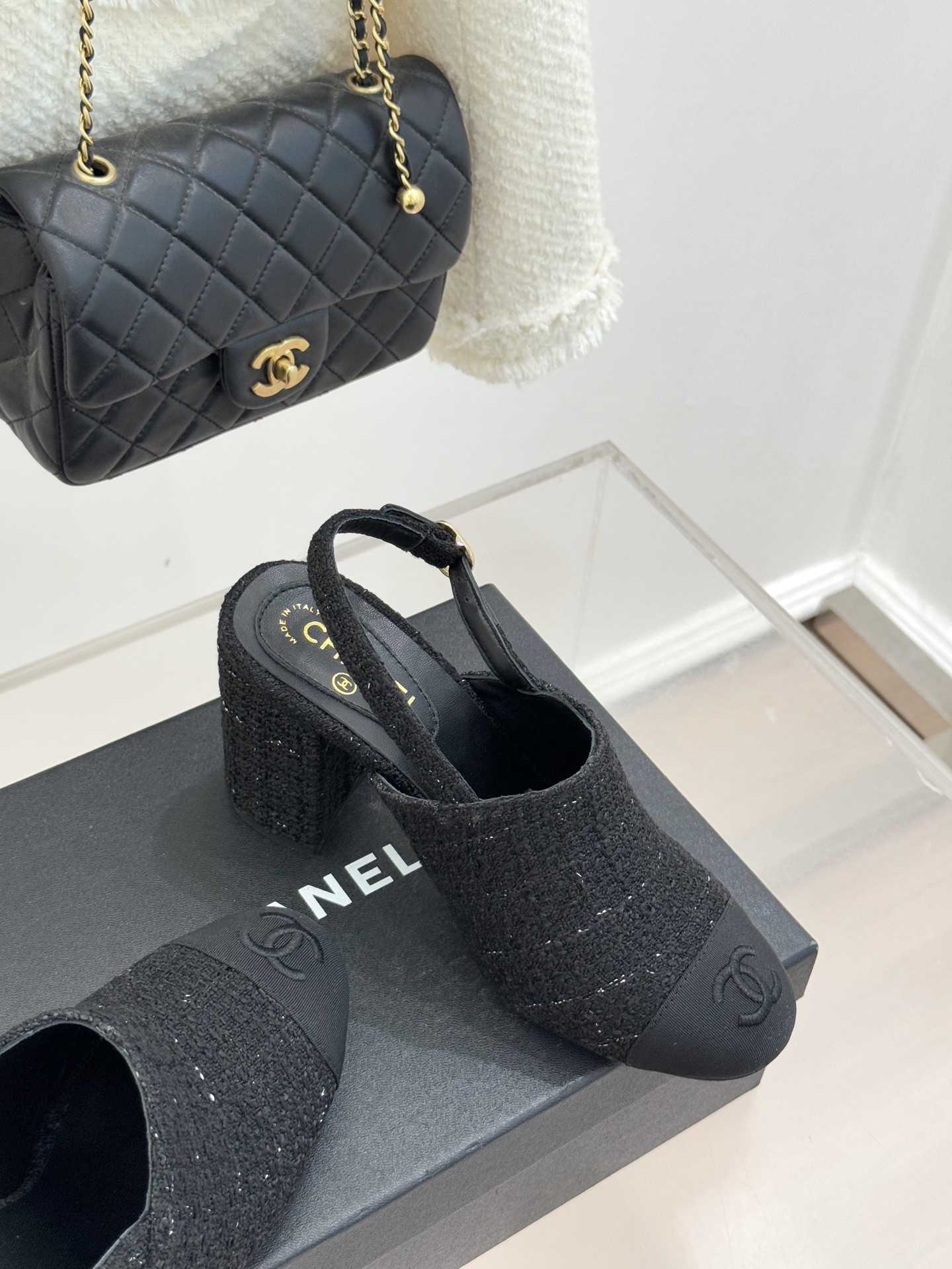 CHANE*｜小香25K新品拼色双C粗跟后空凉鞋 承袭香奈儿百年美学脉络这双凉鞋以经典符号重构夏日奢雅将