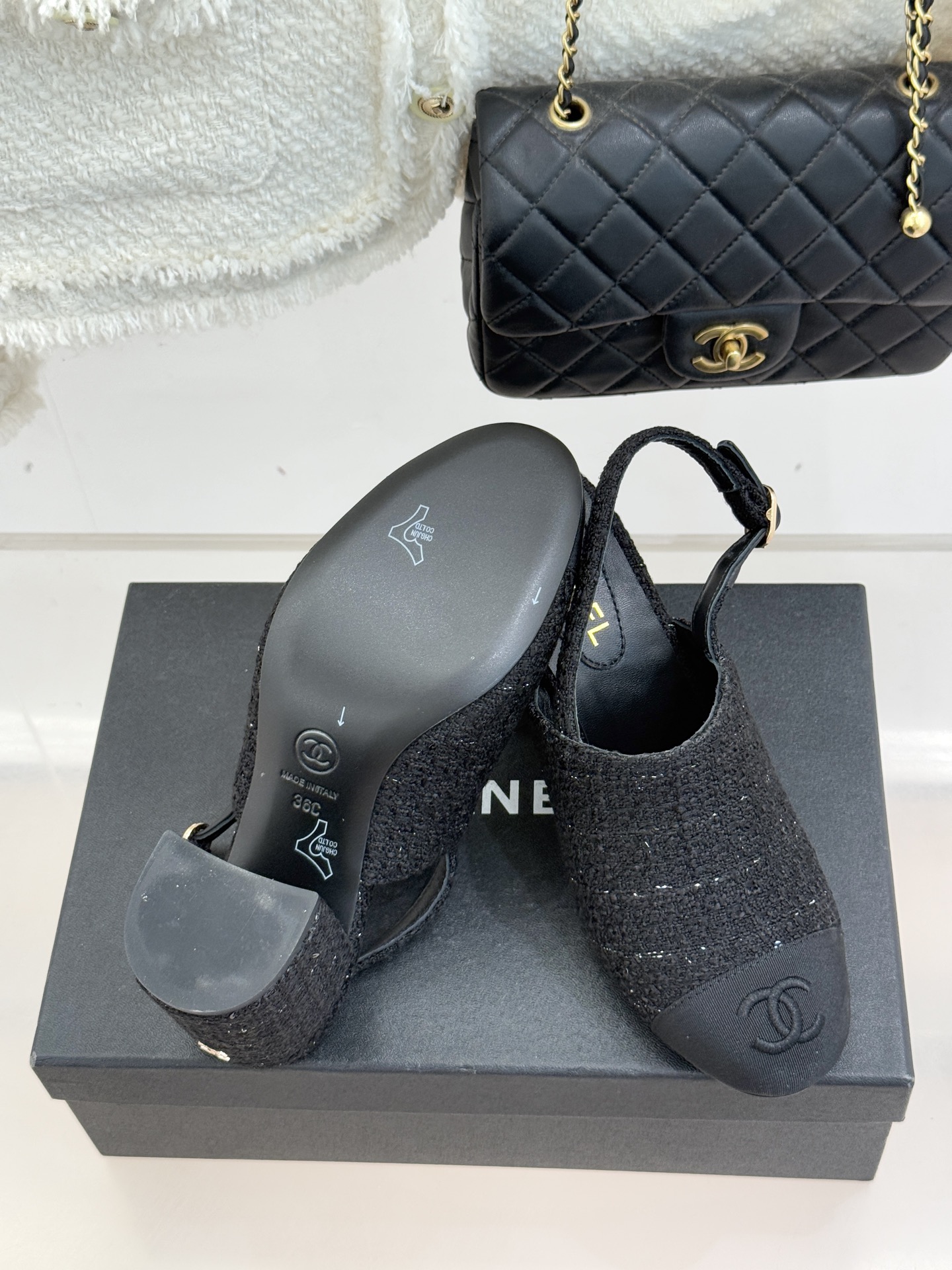 CHANE*｜小香25K新品拼色双C粗跟后空凉鞋 承袭香奈儿百年美学脉络这双凉鞋以经典符号重构夏日奢雅将