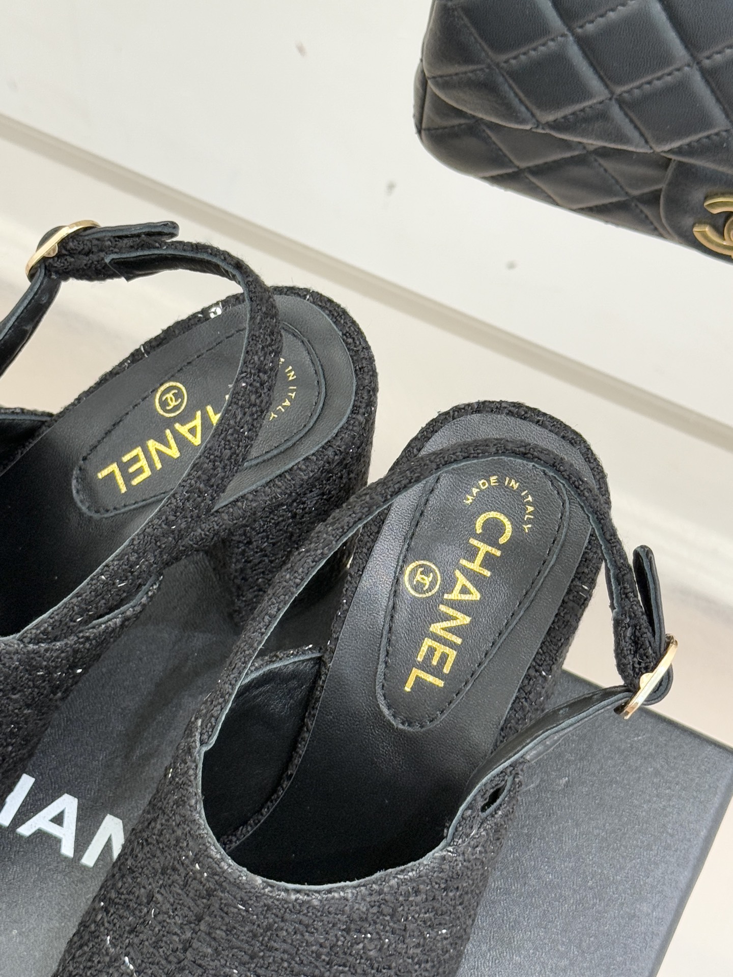 CHANE*｜小香25K新品拼色双C粗跟后空凉鞋 承袭香奈儿百年美学脉络这双凉鞋以经典符号重构夏日奢雅将