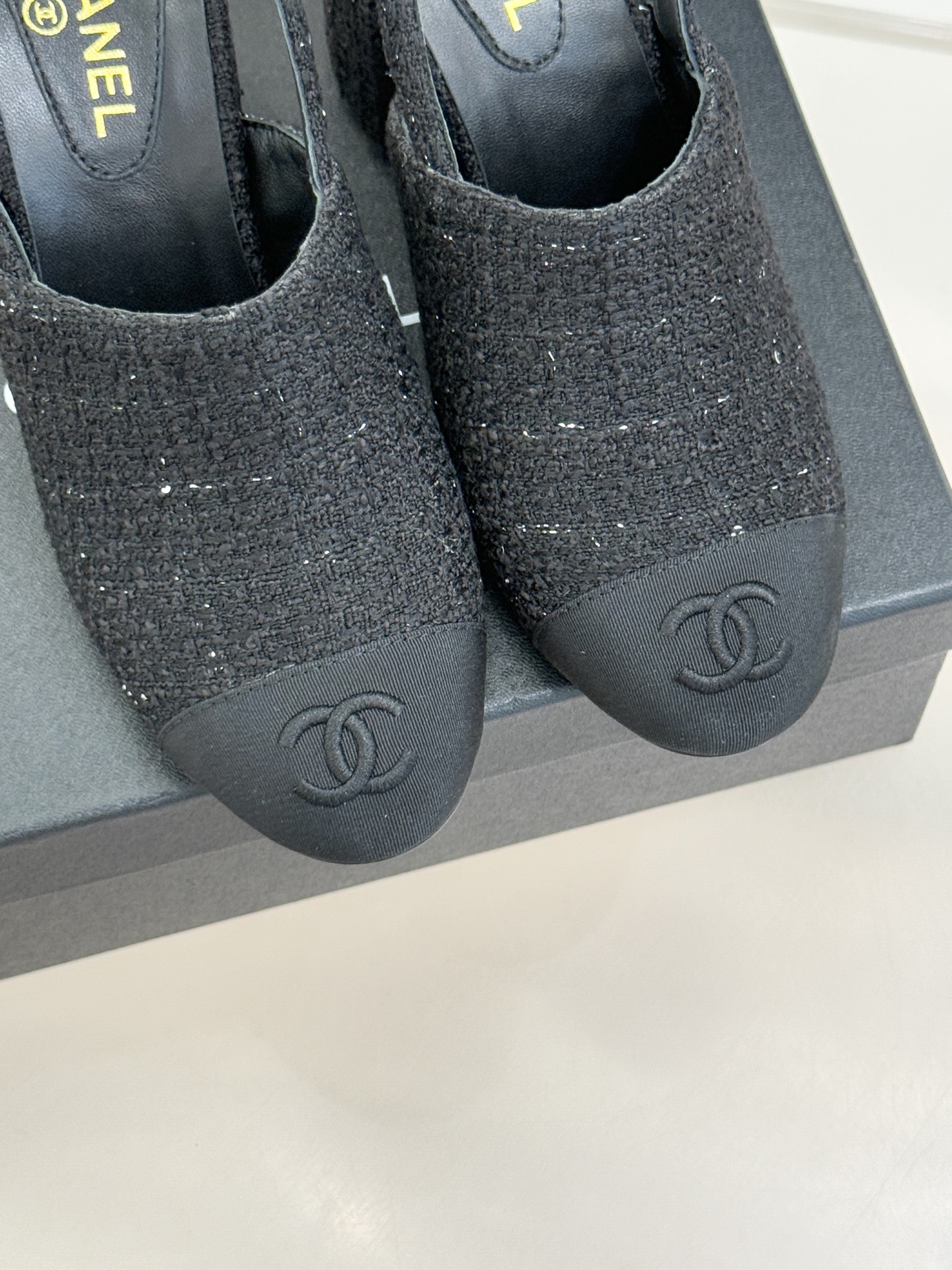 CHANE*｜小香25K新品拼色双C粗跟后空凉鞋 承袭香奈儿百年美学脉络这双凉鞋以经典符号重构夏日奢雅将