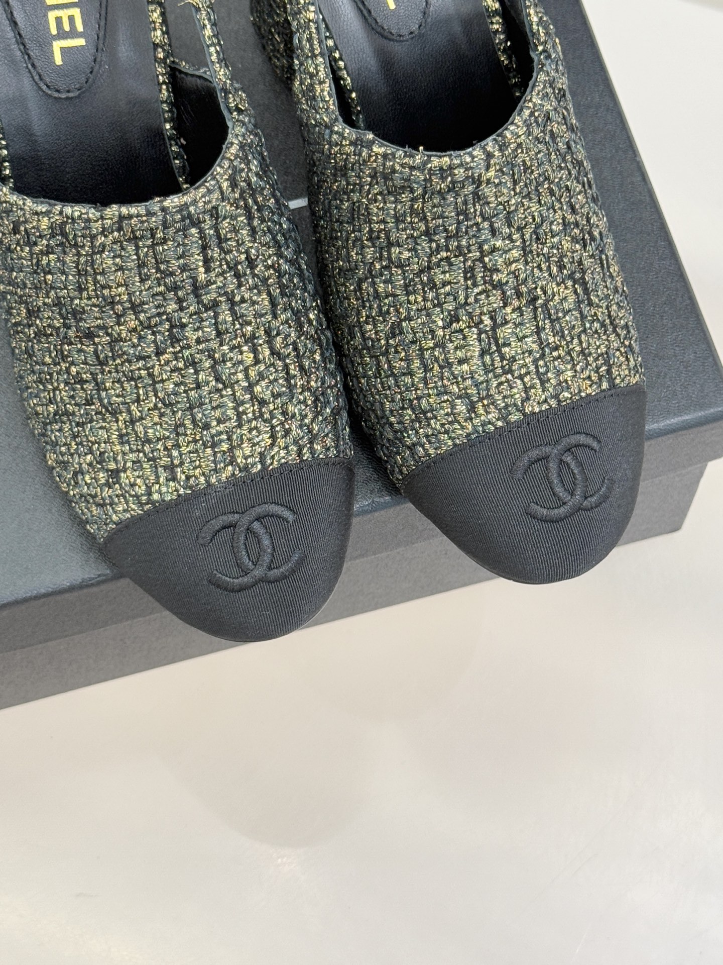 CHANE*｜小香25K新品拼色双C粗跟后空凉鞋 承袭香奈儿百年美学脉络这双凉鞋以经典符号重构夏日奢雅将