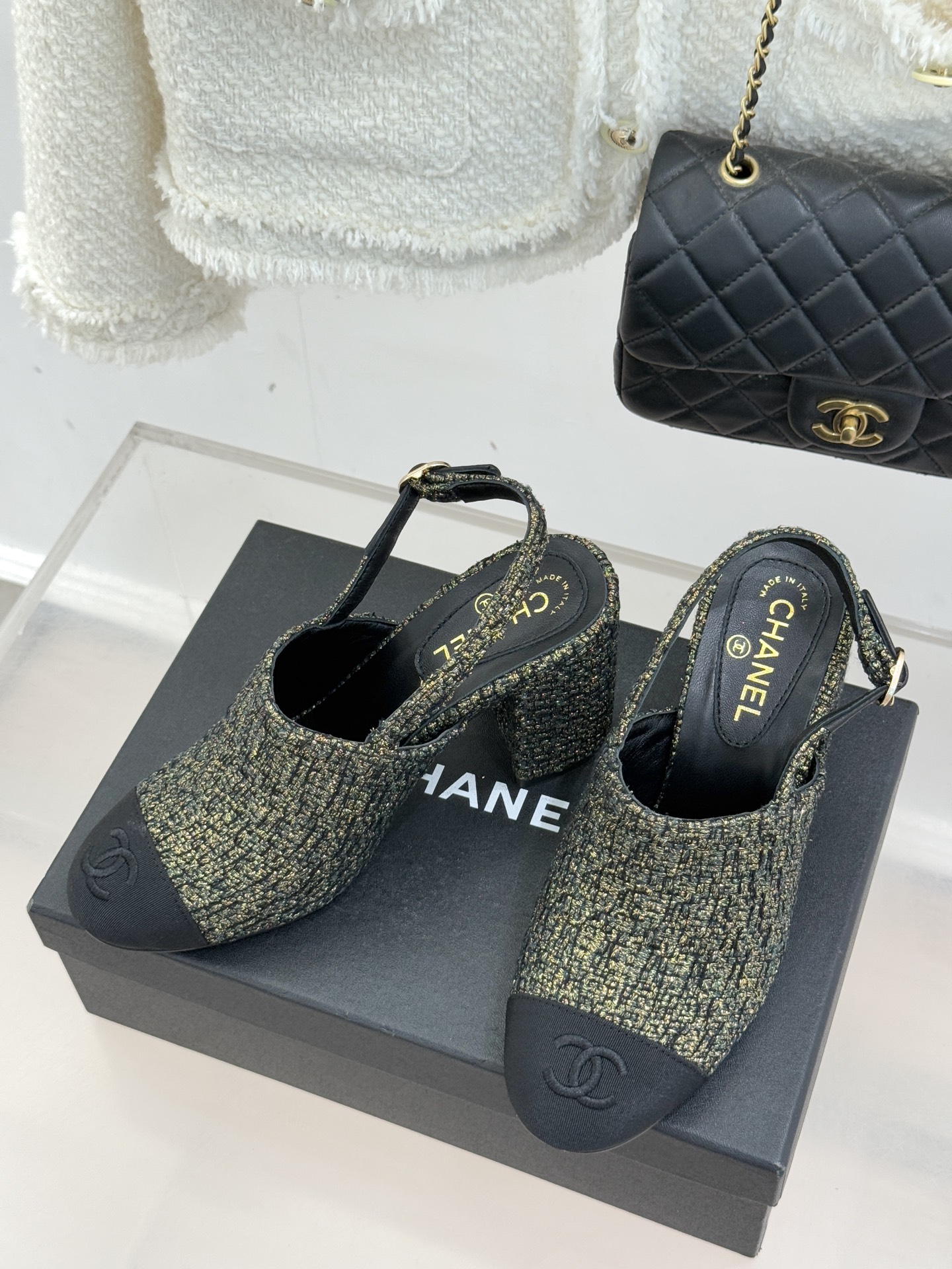 CHANE*｜小香25K新品拼色双C粗跟后空凉鞋 承袭香奈儿百年美学脉络这双凉鞋以经典符号重构夏日奢雅将