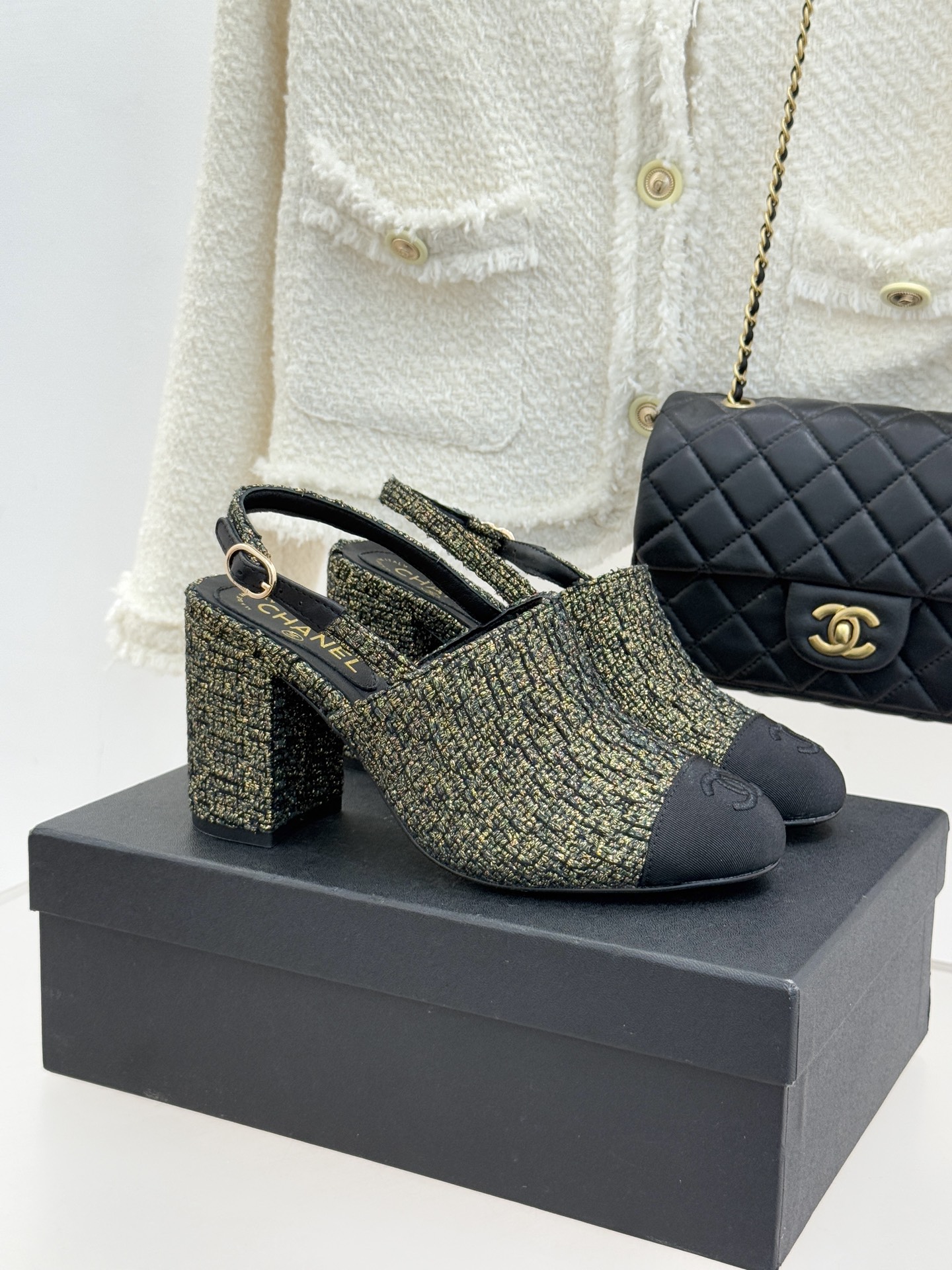 CHANE*｜小香25K新品拼色双C粗跟后空凉鞋 承袭香奈儿百年美学脉络这双凉鞋以经典符号重构夏日奢雅将