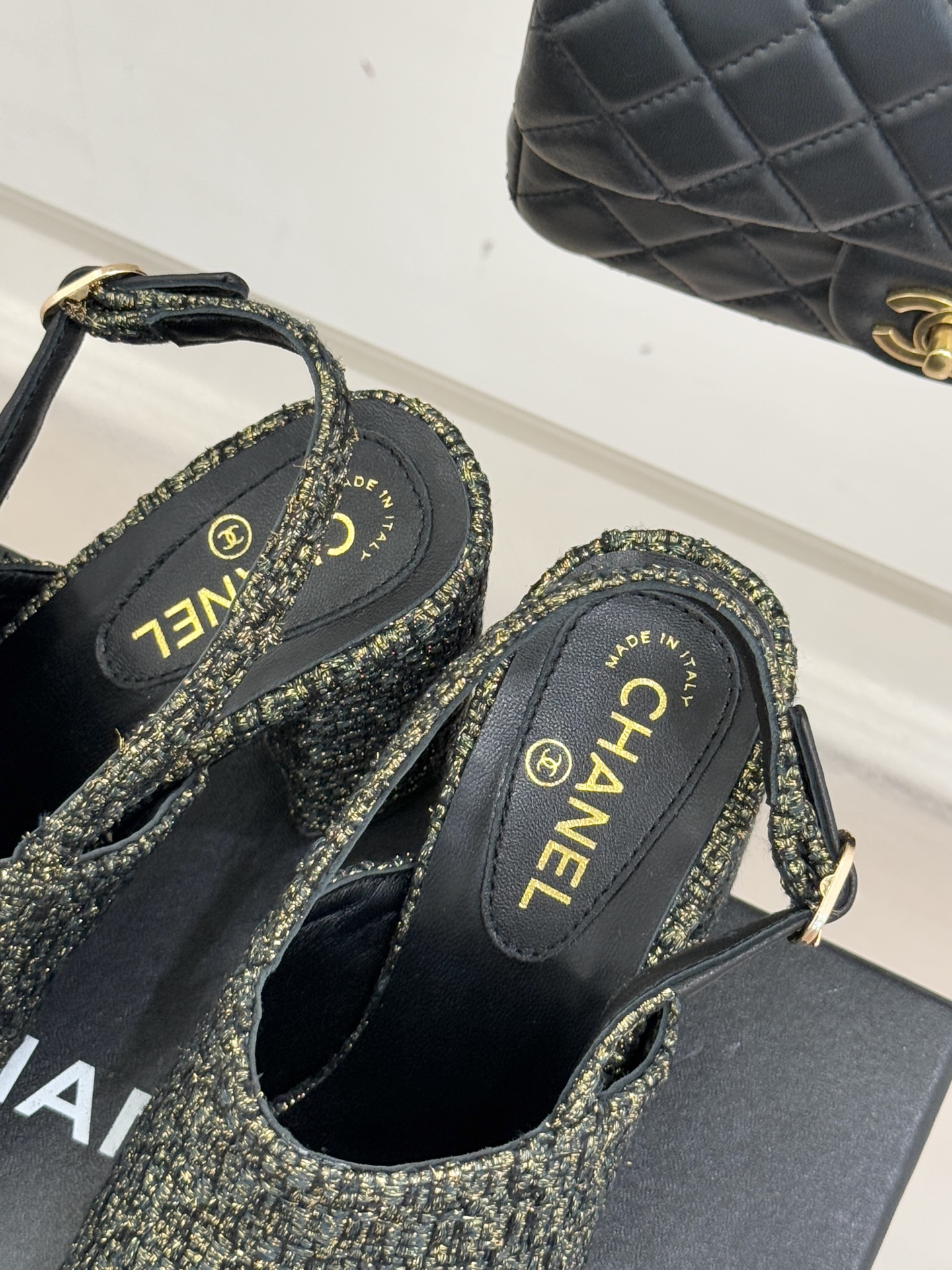 CHANE*｜小香25K新品拼色双C粗跟后空凉鞋 承袭香奈儿百年美学脉络这双凉鞋以经典符号重构夏日奢雅将