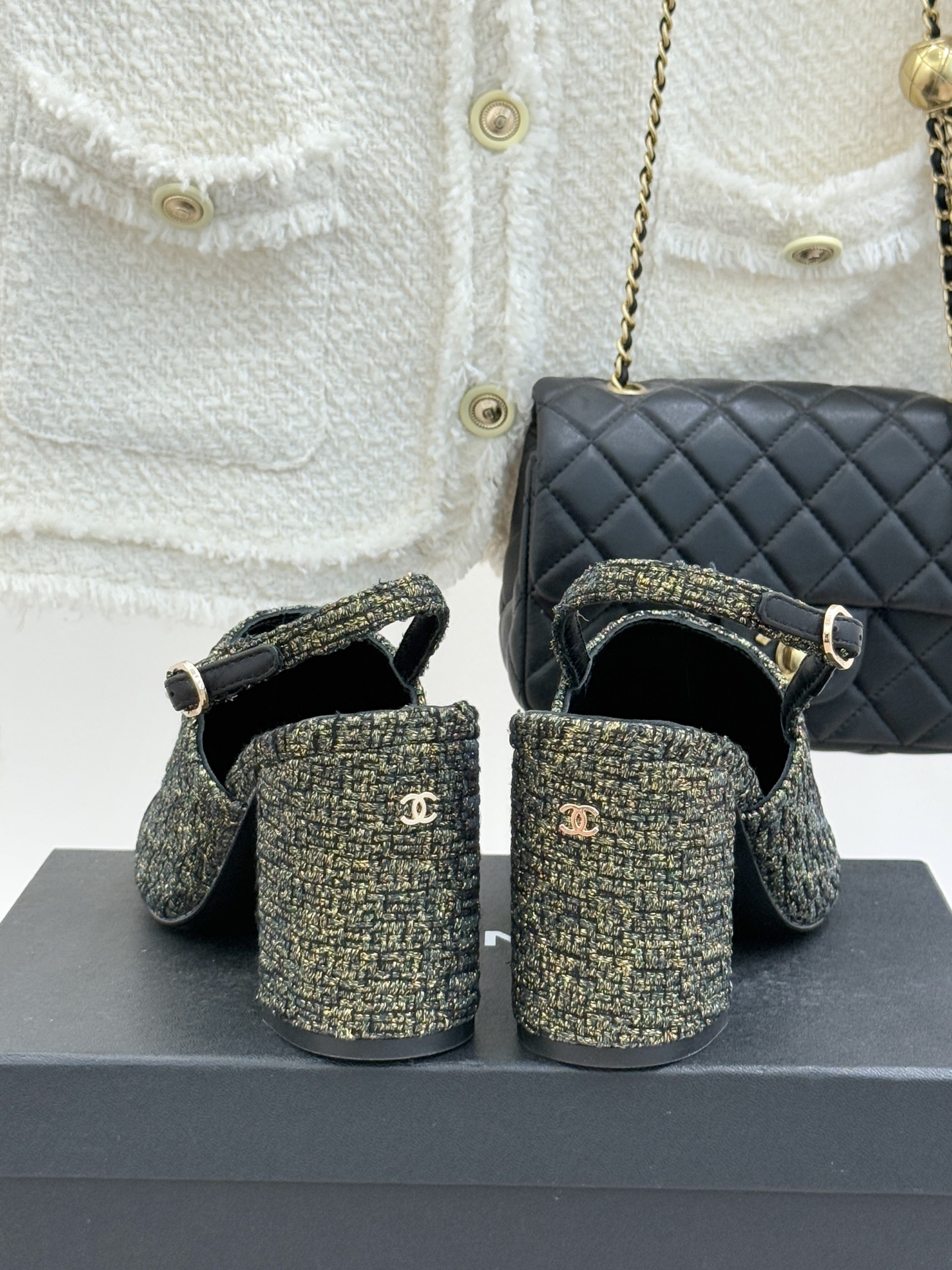 CHANE*｜小香25K新品拼色双C粗跟后空凉鞋 承袭香奈儿百年美学脉络这双凉鞋以经典符号重构夏日奢雅将