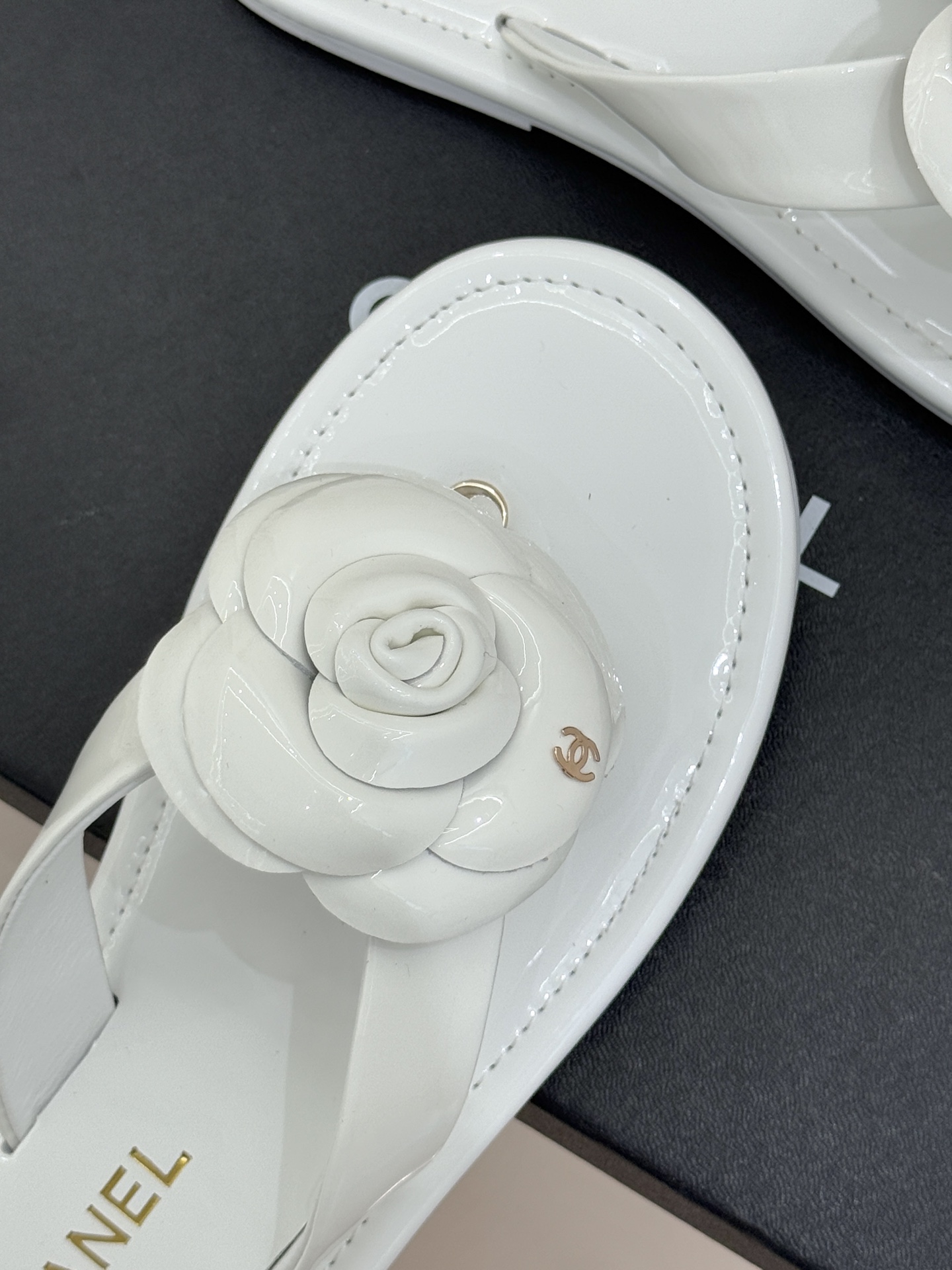 CHANE*｜小香 26C早春新品山茶花夹脚人字拖鞋将标志性山茶花元素注入慵懒步调让轻奢质感融入每一段自