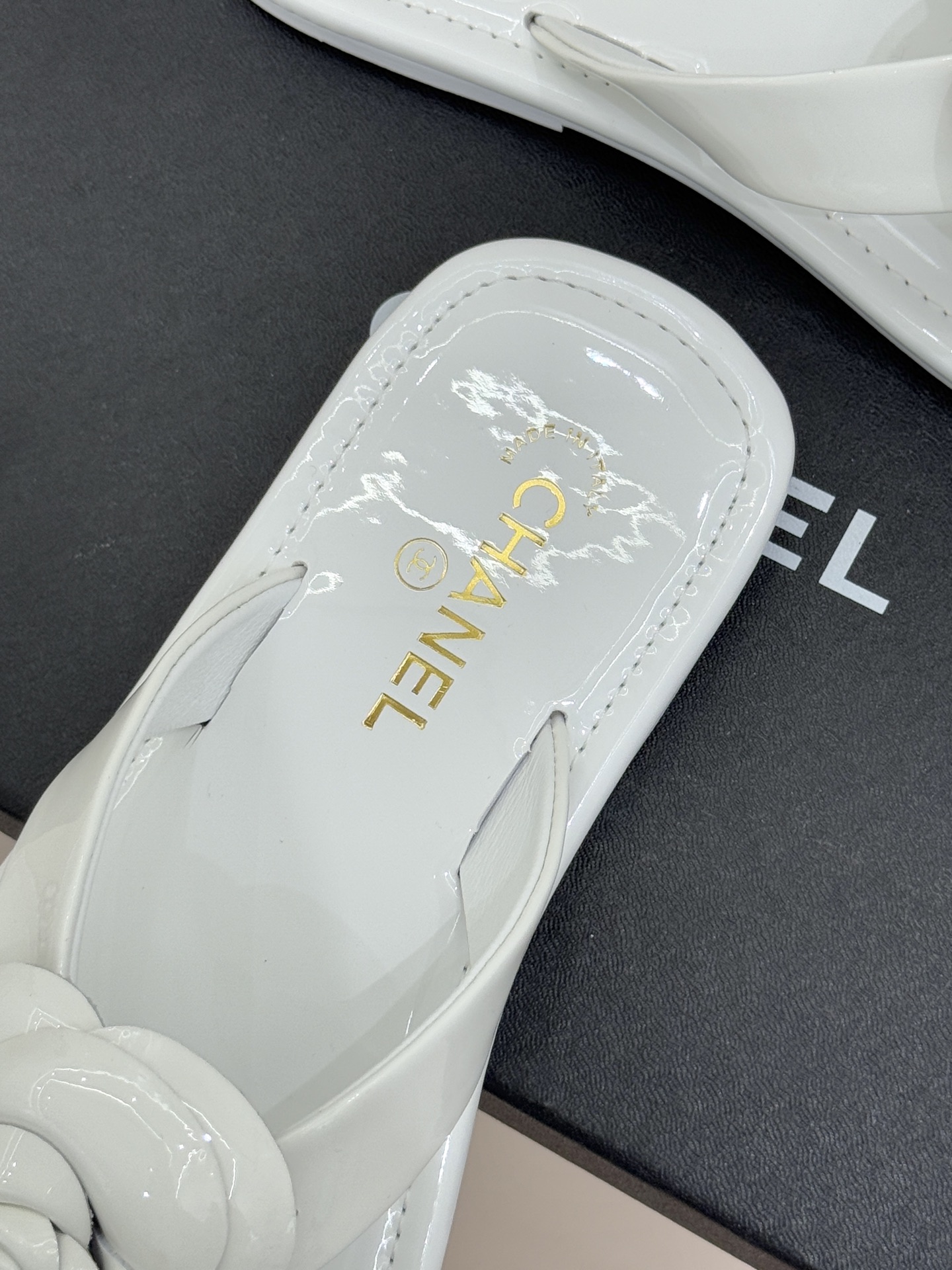 CHANE*｜小香 26C早春新品山茶花夹脚人字拖鞋将标志性山茶花元素注入慵懒步调让轻奢质感融入每一段自