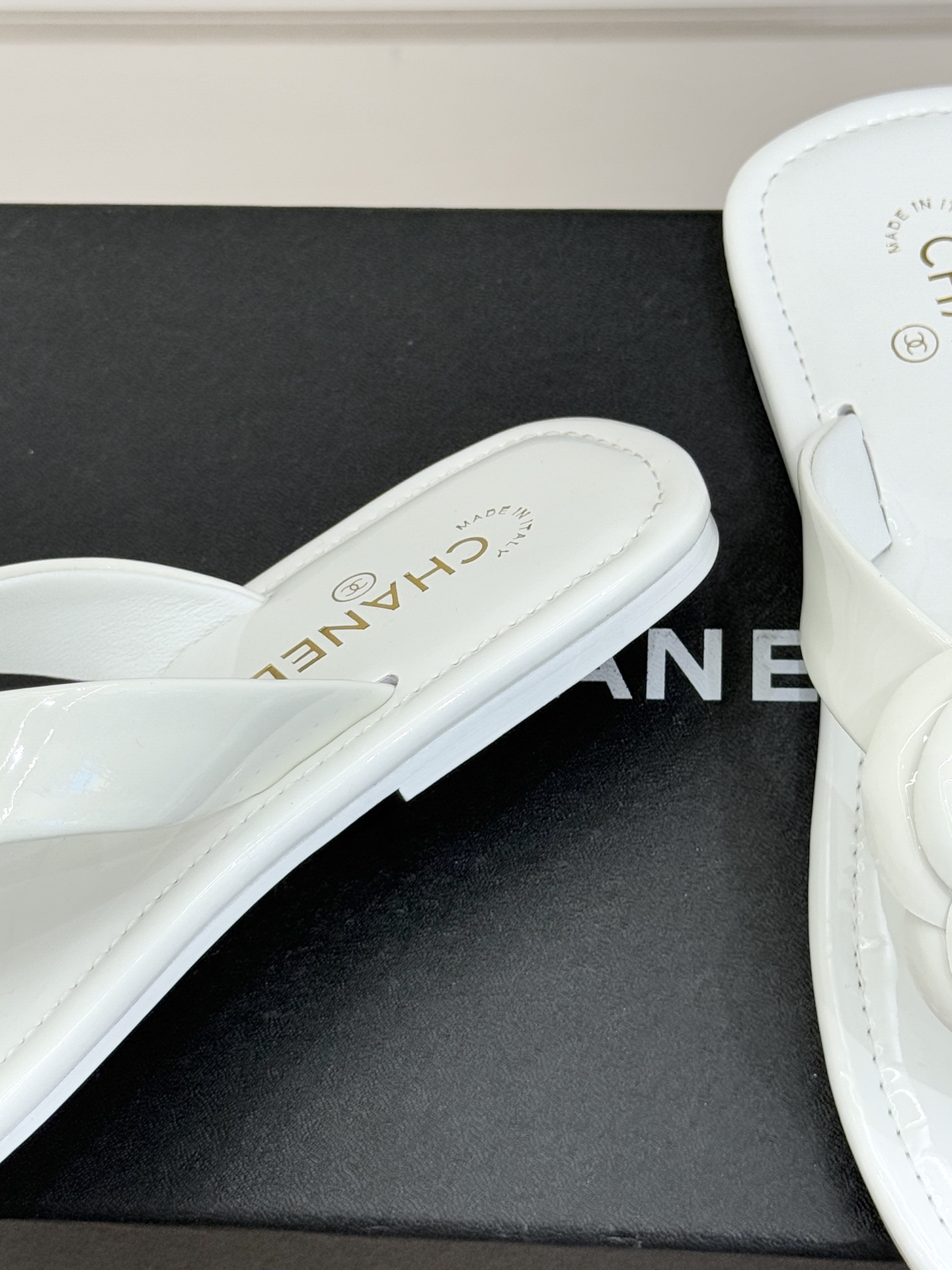 CHANE*｜小香 26C早春新品山茶花夹脚人字拖鞋将标志性山茶花元素注入慵懒步调让轻奢质感融入每一段自