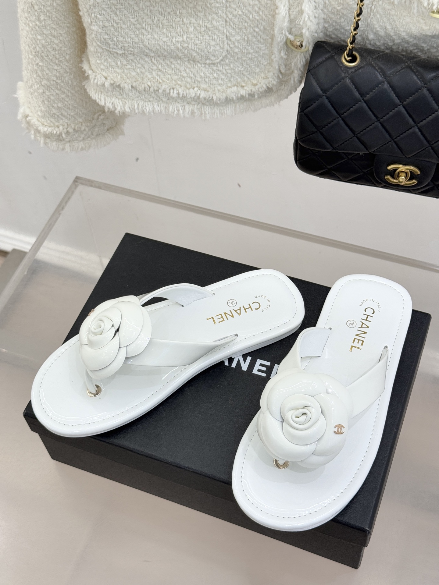 CHANE*｜小香 26C早春新品山茶花夹脚人字拖鞋将标志性山茶花元素注入慵懒步调让轻奢质感融入每一段自