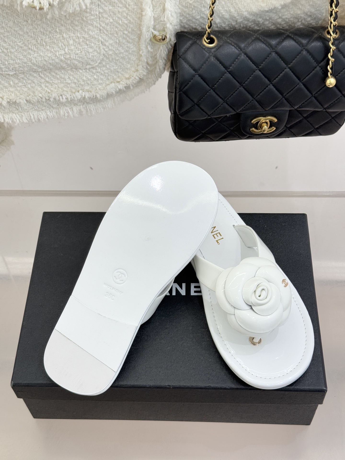 CHANE*｜小香 26C早春新品山茶花夹脚人字拖鞋将标志性山茶花元素注入慵懒步调让轻奢质感融入每一段自