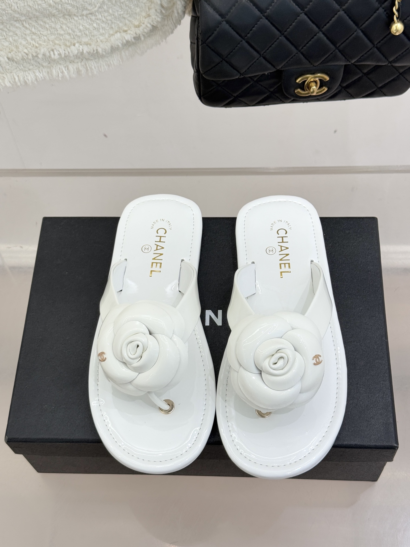 CHANE*｜小香 26C早春新品山茶花夹脚人字拖鞋将标志性山茶花元素注入慵懒步调让轻奢质感融入每一段自