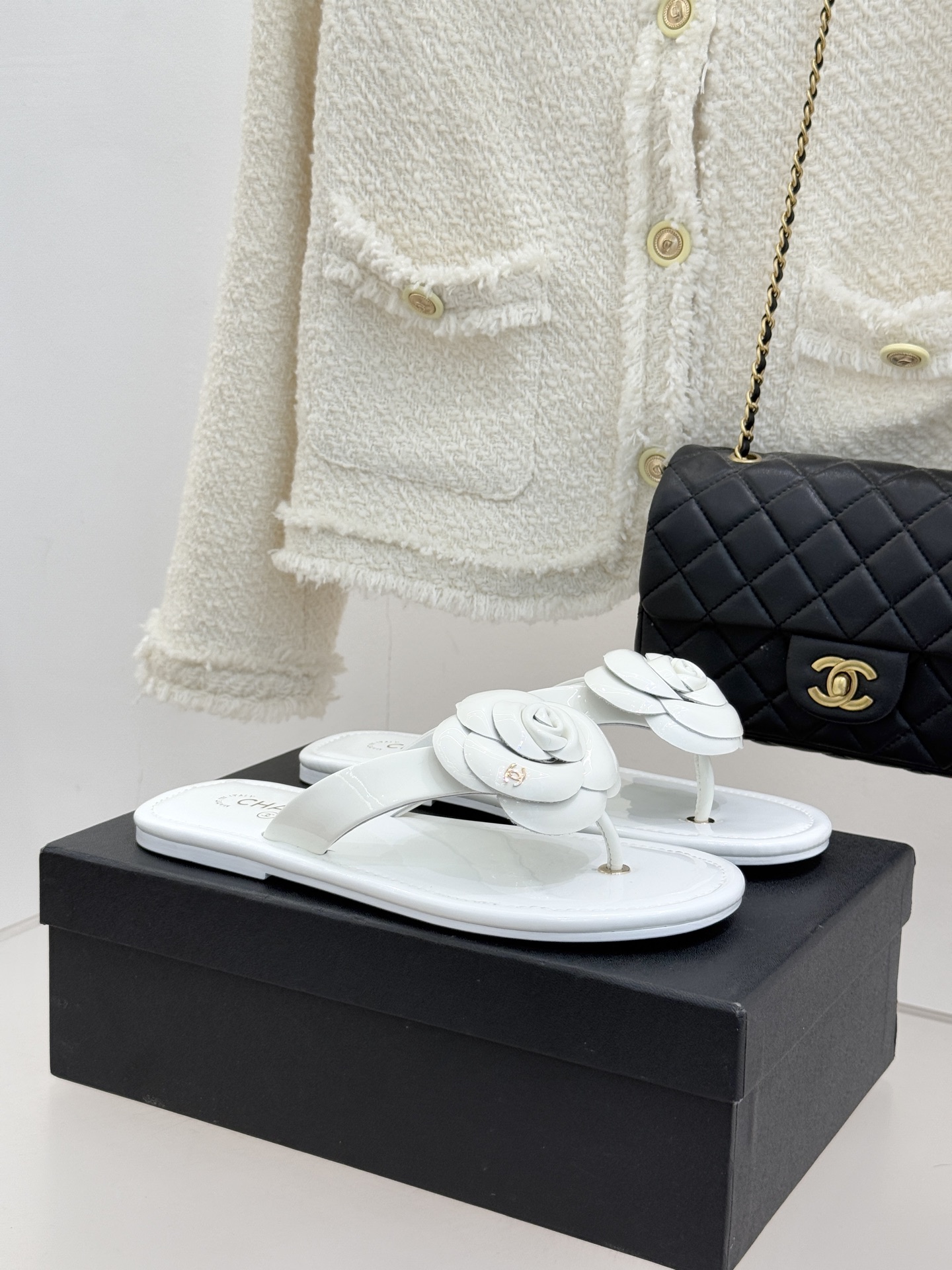 CHANE*｜小香 26C早春新品山茶花夹脚人字拖鞋将标志性山茶花元素注入慵懒步调让轻奢质感融入每一段自